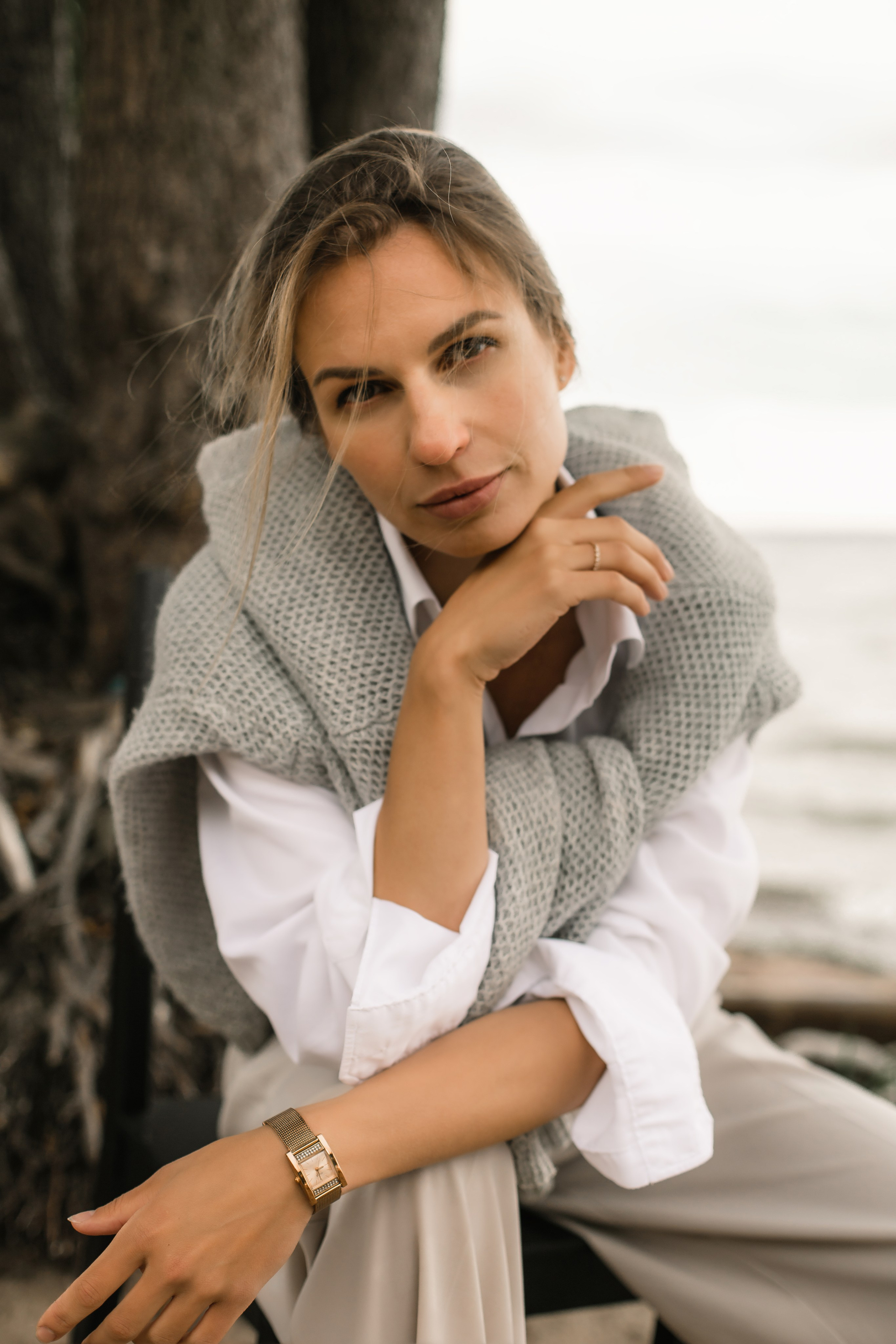 Девушка на стуле ,  на берегу финского залива. Берег кронштадта.