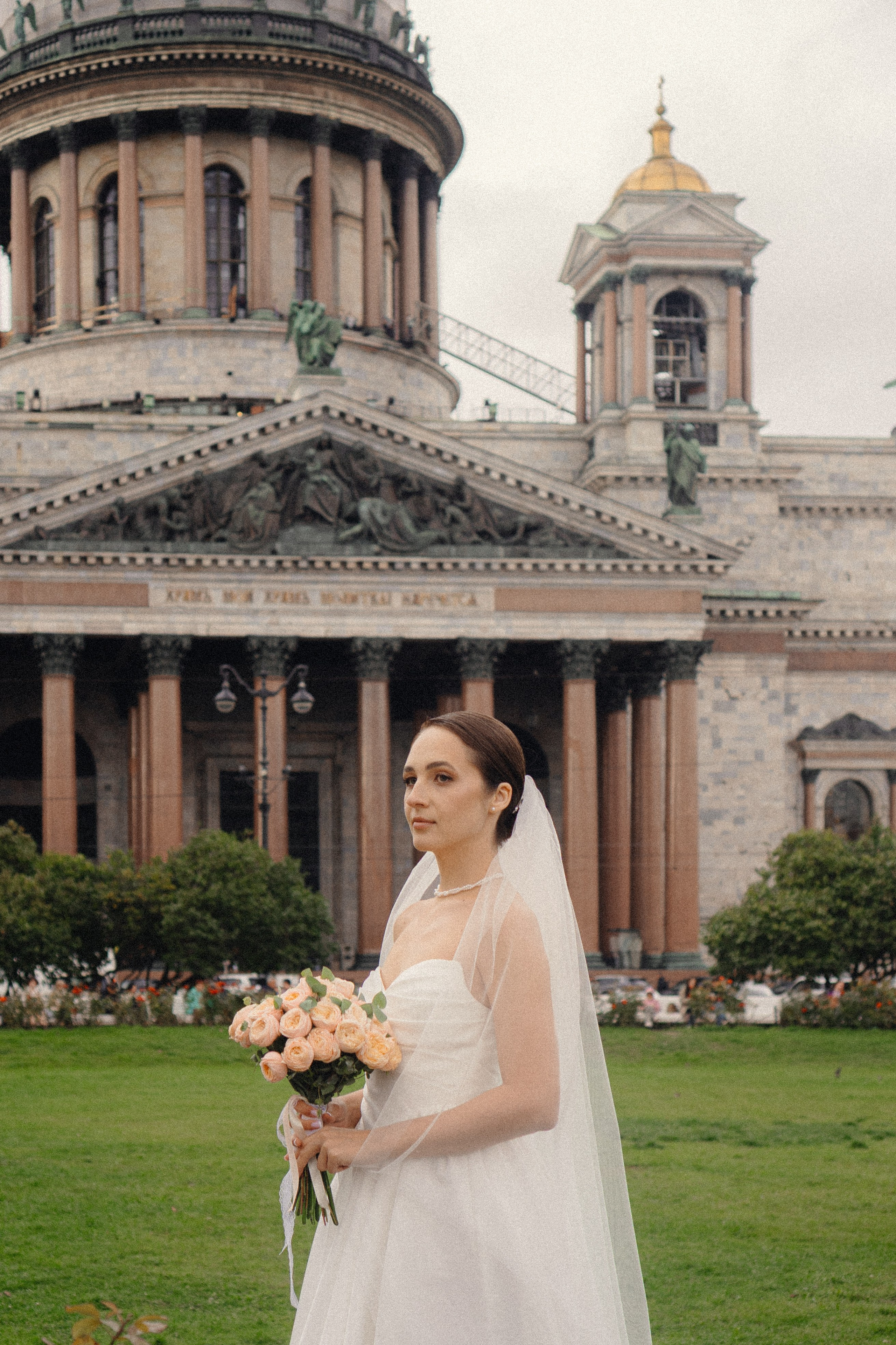 СВАДЕБНАЯ ПРОГУЛКА В САНТК-ПЕТЕРБУРГЕ (ИСАКИЕВСКИЙ СОБОР, ЗИМНЯЯ КАНАВКА, ЭРМИТАЖ И БОЛЬШАЯ МОРСКАЯ УЛИЦА). Профессиональный фотограф, Санкт-Петербург — Виктория Богомолова
