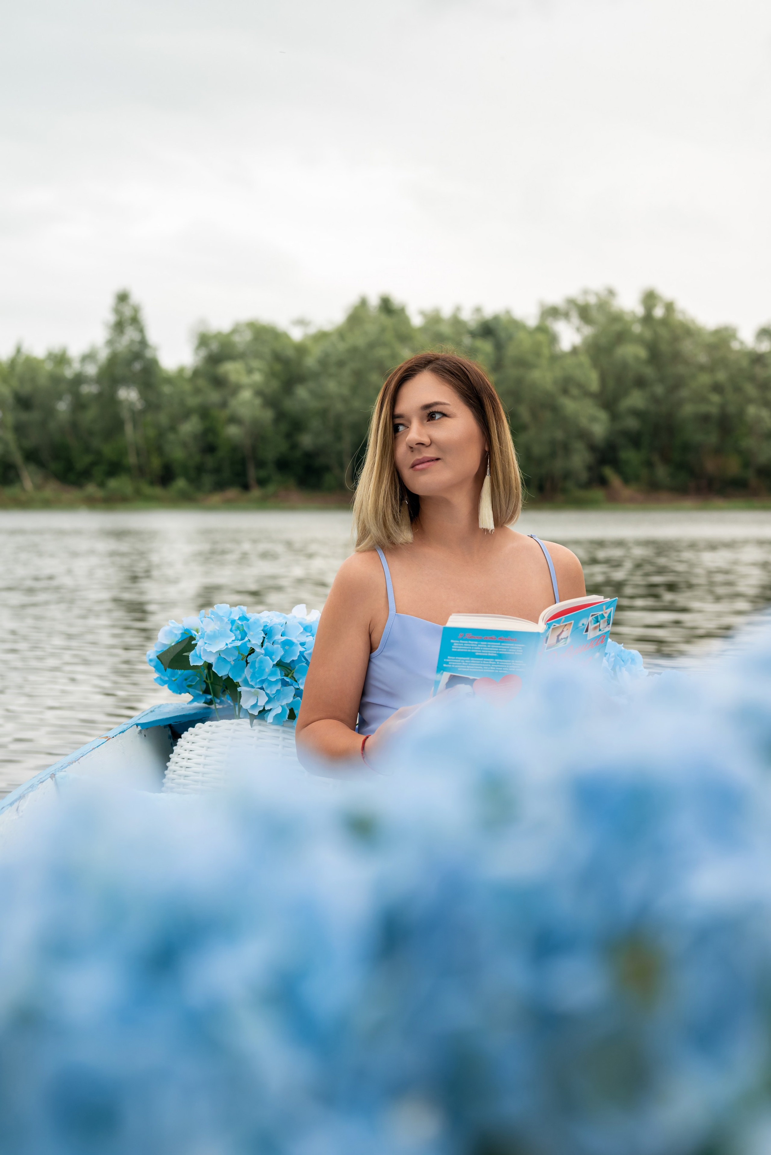 Фотопроект на лодке с голубыми гортензиями. Фотограф в городе Салават