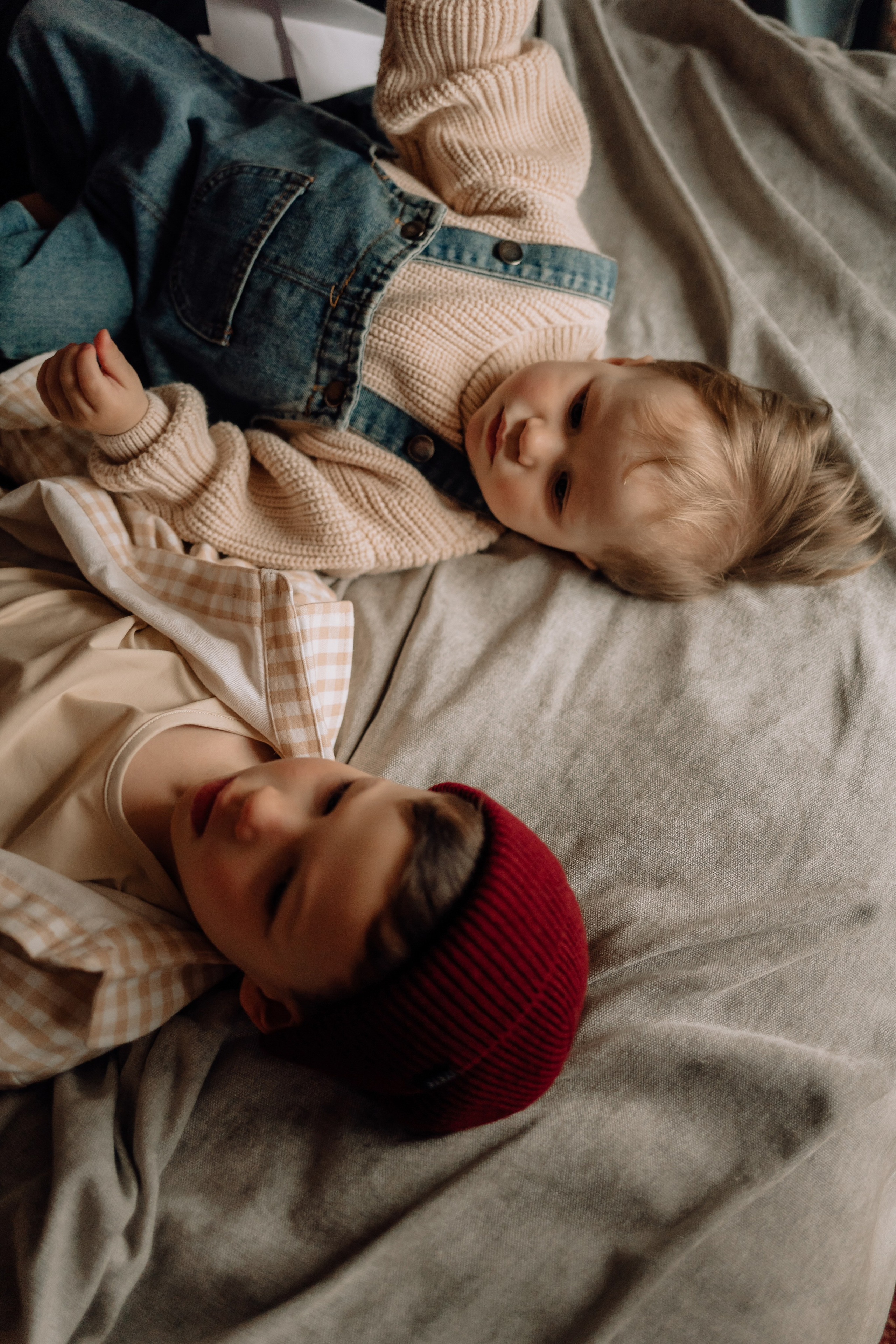 Звонко смеялись