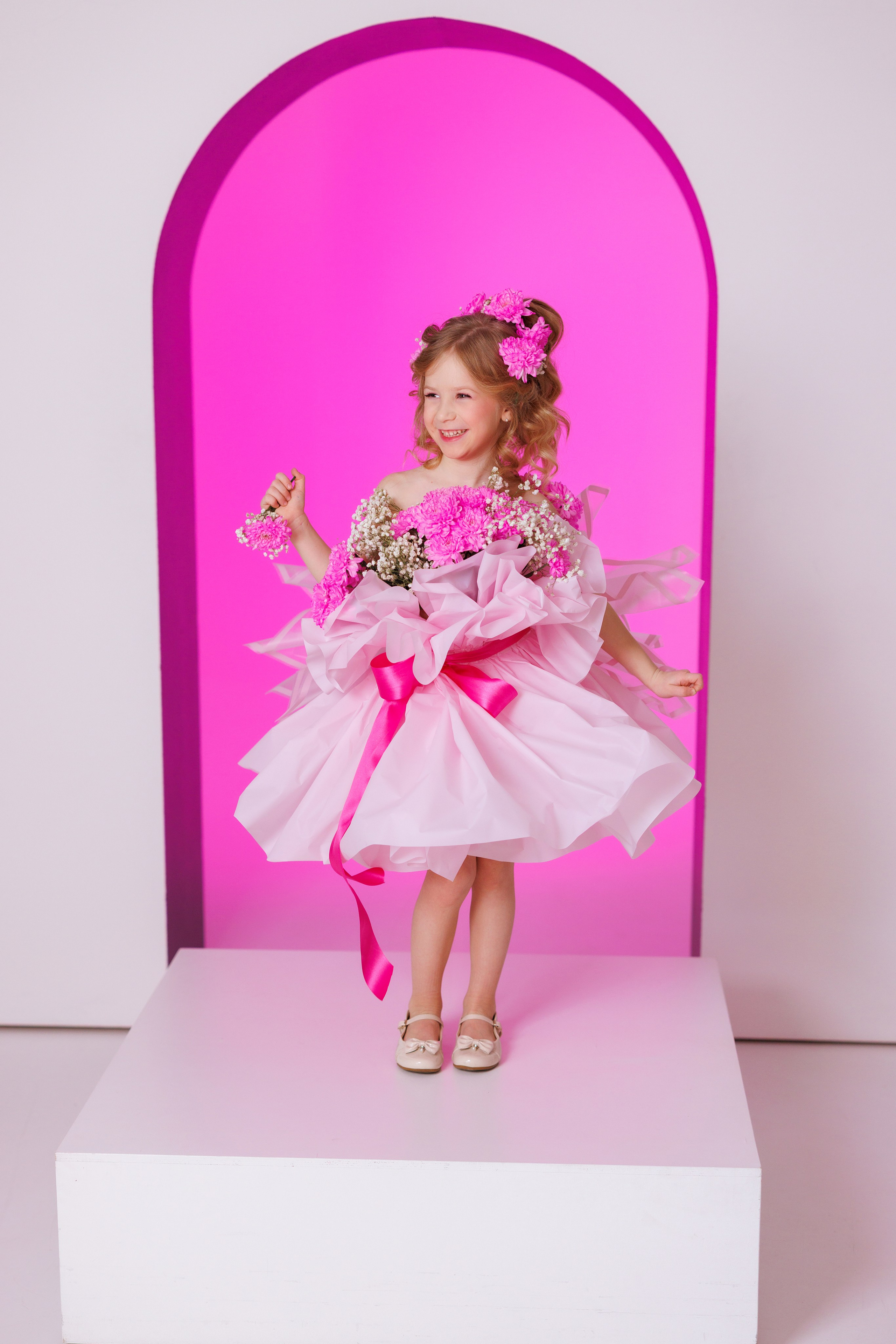 Фотосессия для девочек в форме букета с живыми цветами. Семейный и детский фотограф в Краснодаре Анна Трашкова