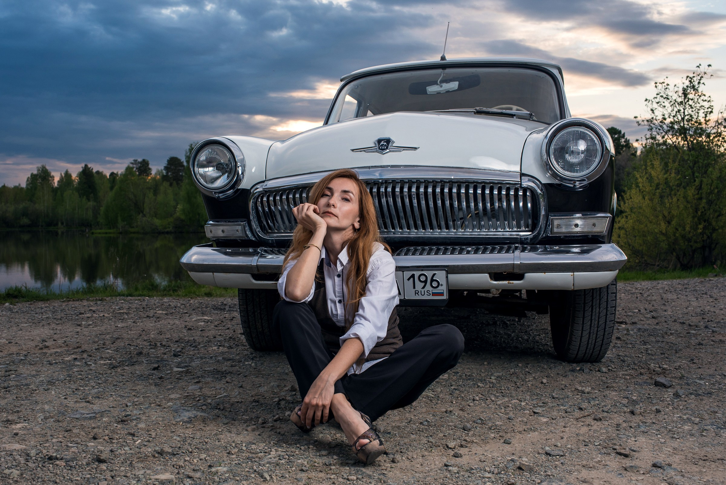 Ретро фотосессия. Девушка сидит перед ретро автомобилем