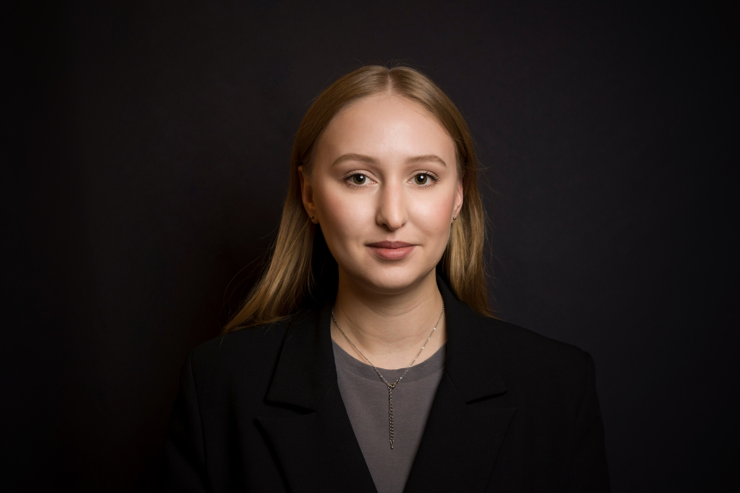 Портрет сотрудника. Фотограф в Санкт-Петербурге. Репортажная и все съёмки для бизнеса