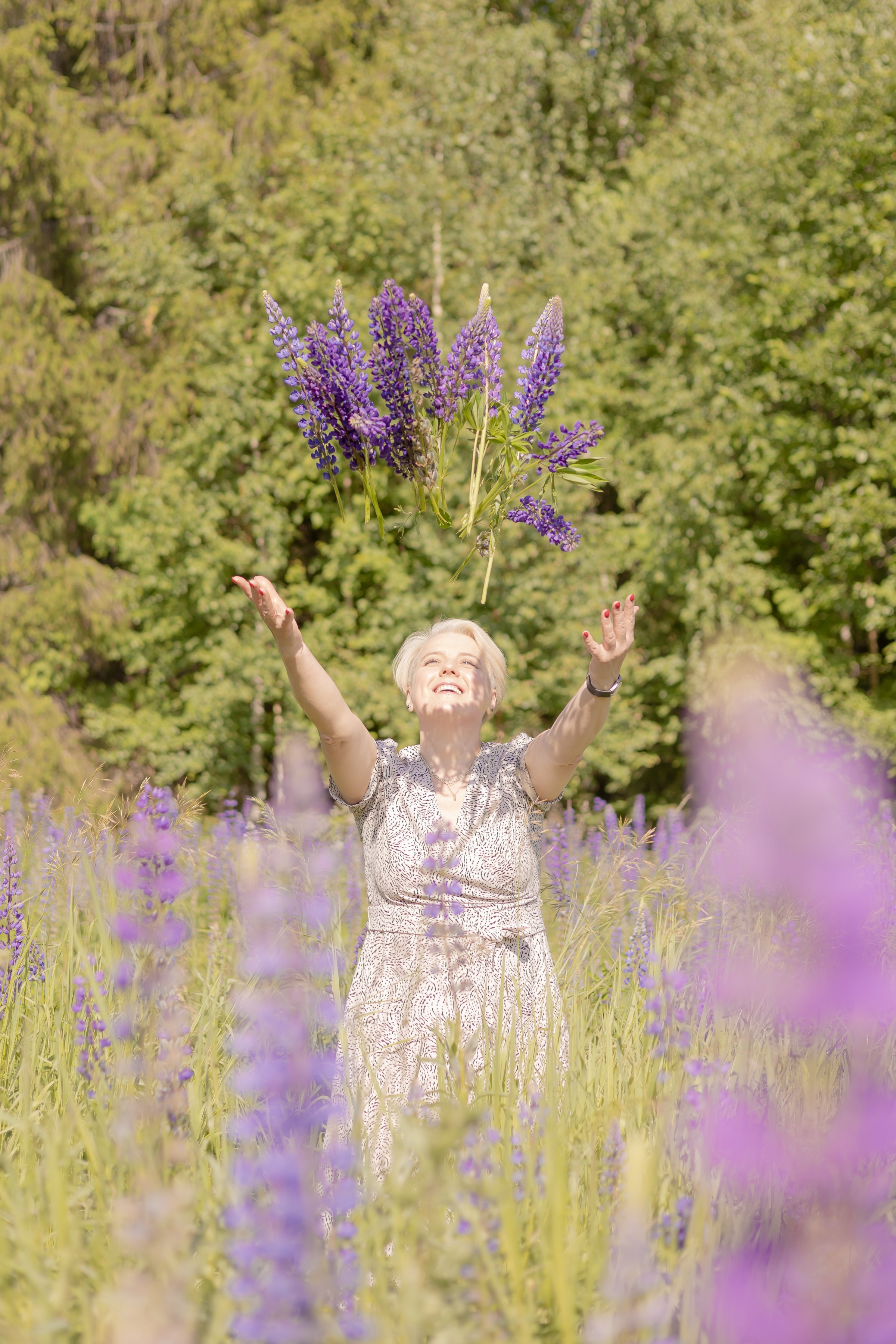 Фотосессия в поле с люпинами