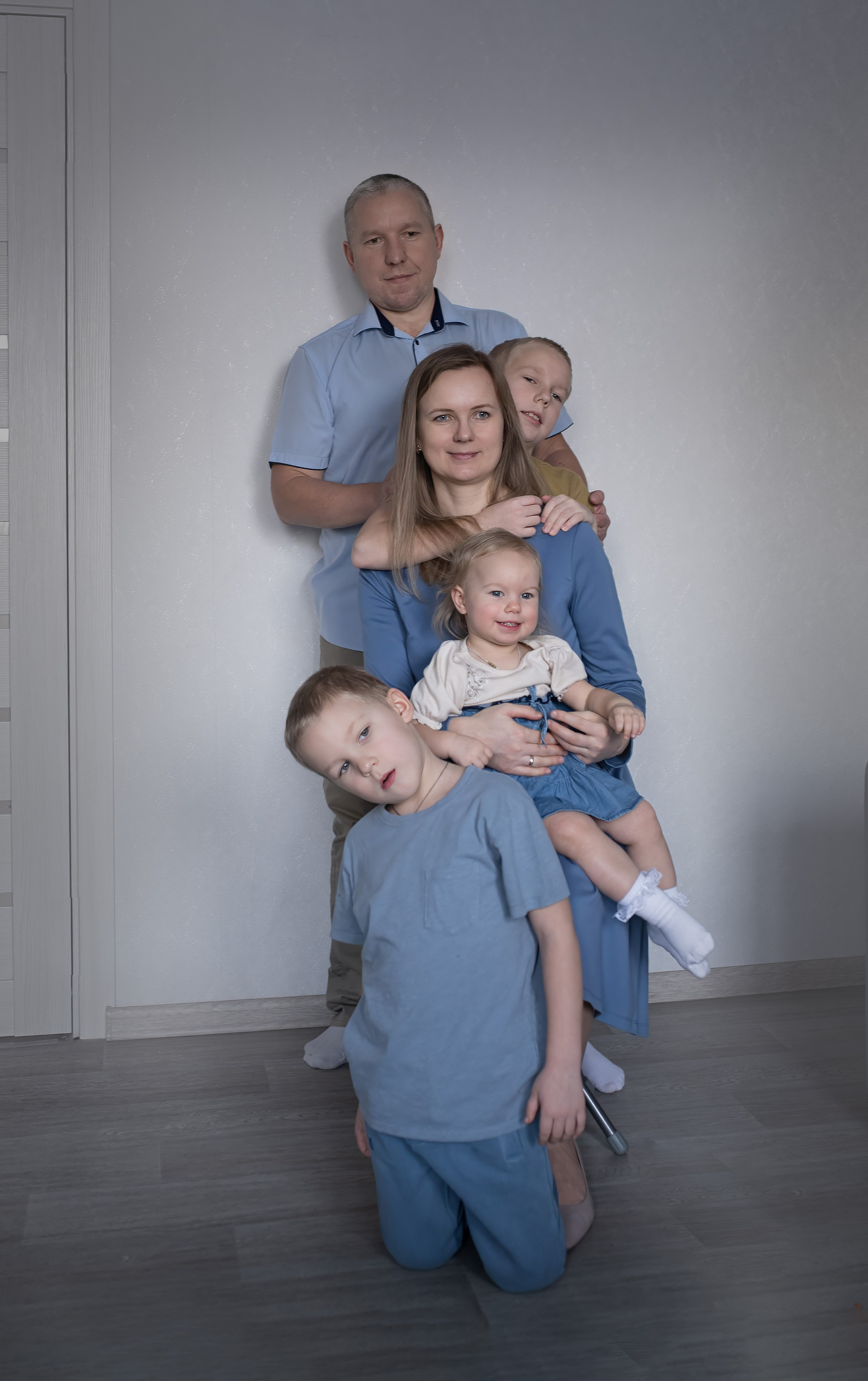 Семья Ляминых дома. Фотографы крещения/венчания  Красноярск Татьяна и Вячеслав Переваловы