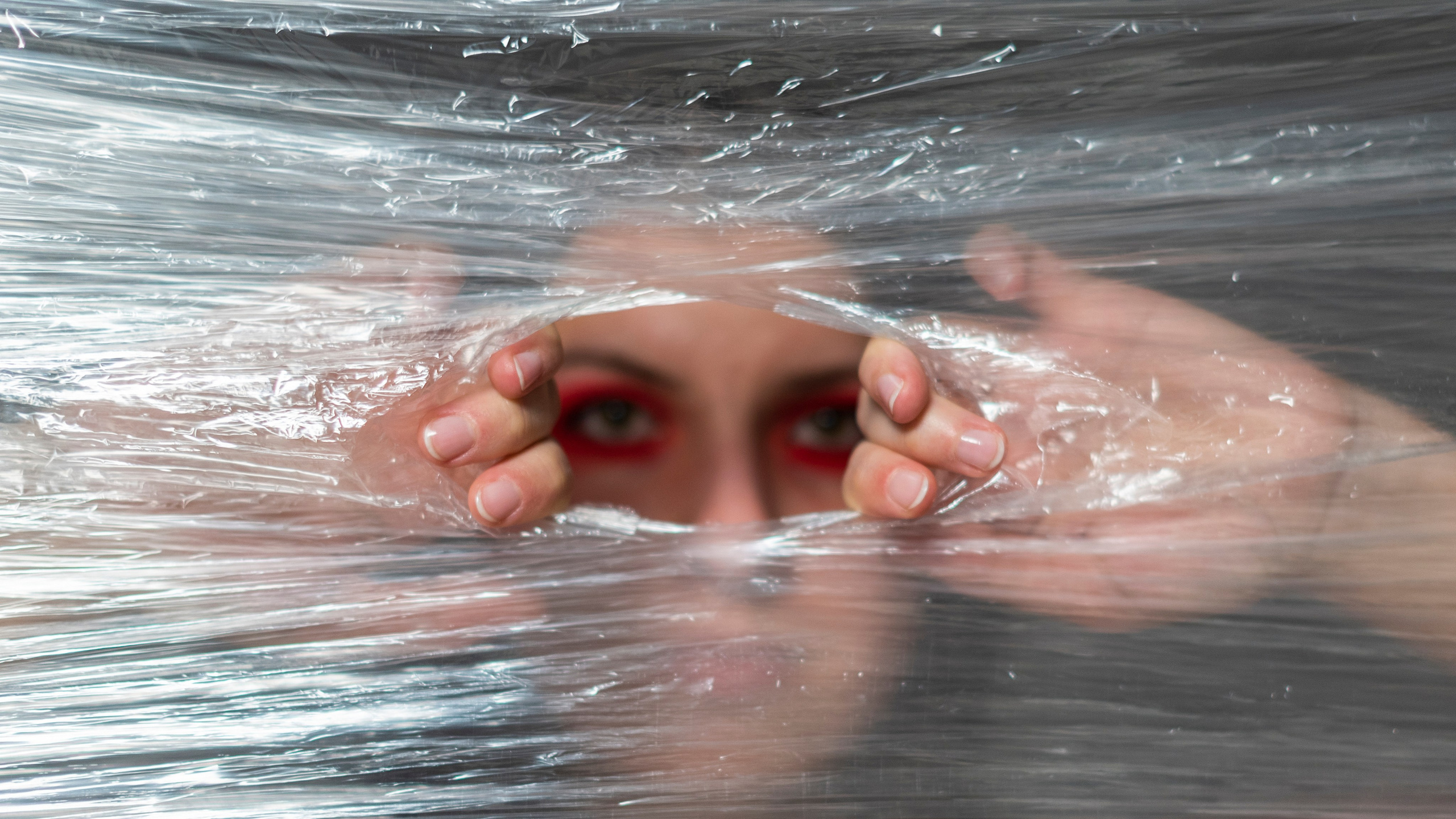 Фотопроект самоизоляция, сомнамбула, сновидческие видения, философия, одиночество, арт-фотография. девушка рвёт пищевую плёнку