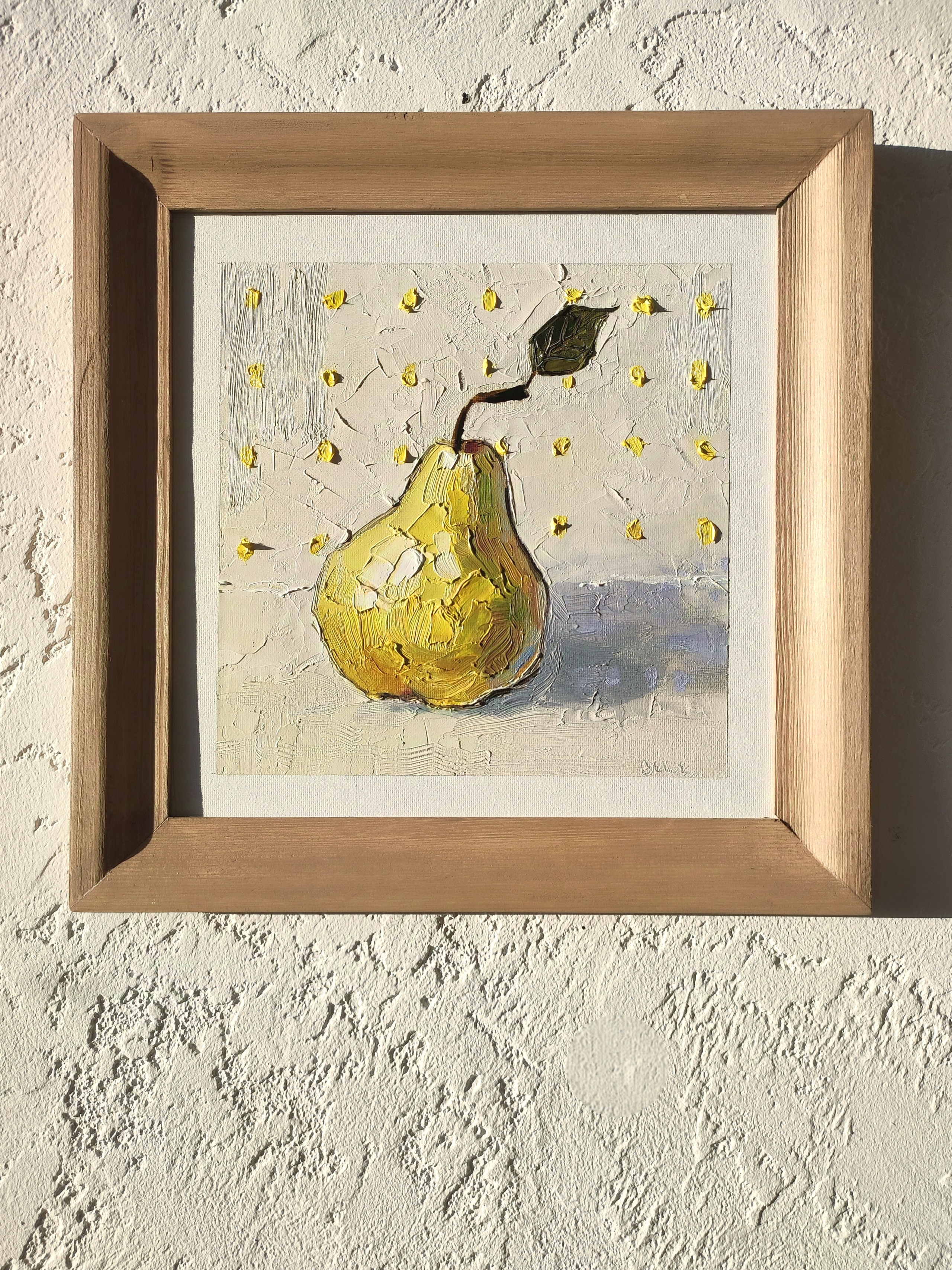 Желтая груша на светлом фоне, натюрморт маслом, картина для кухни.