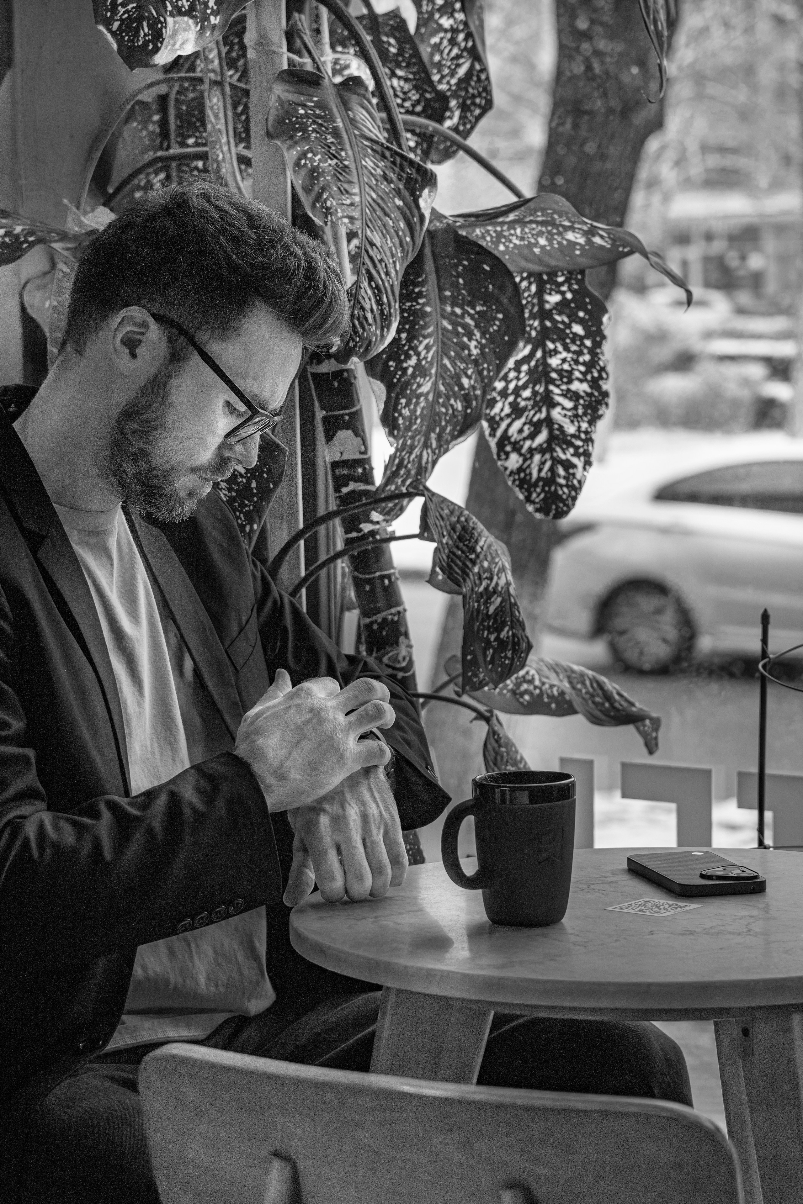 Красавчик в кафе. Главная