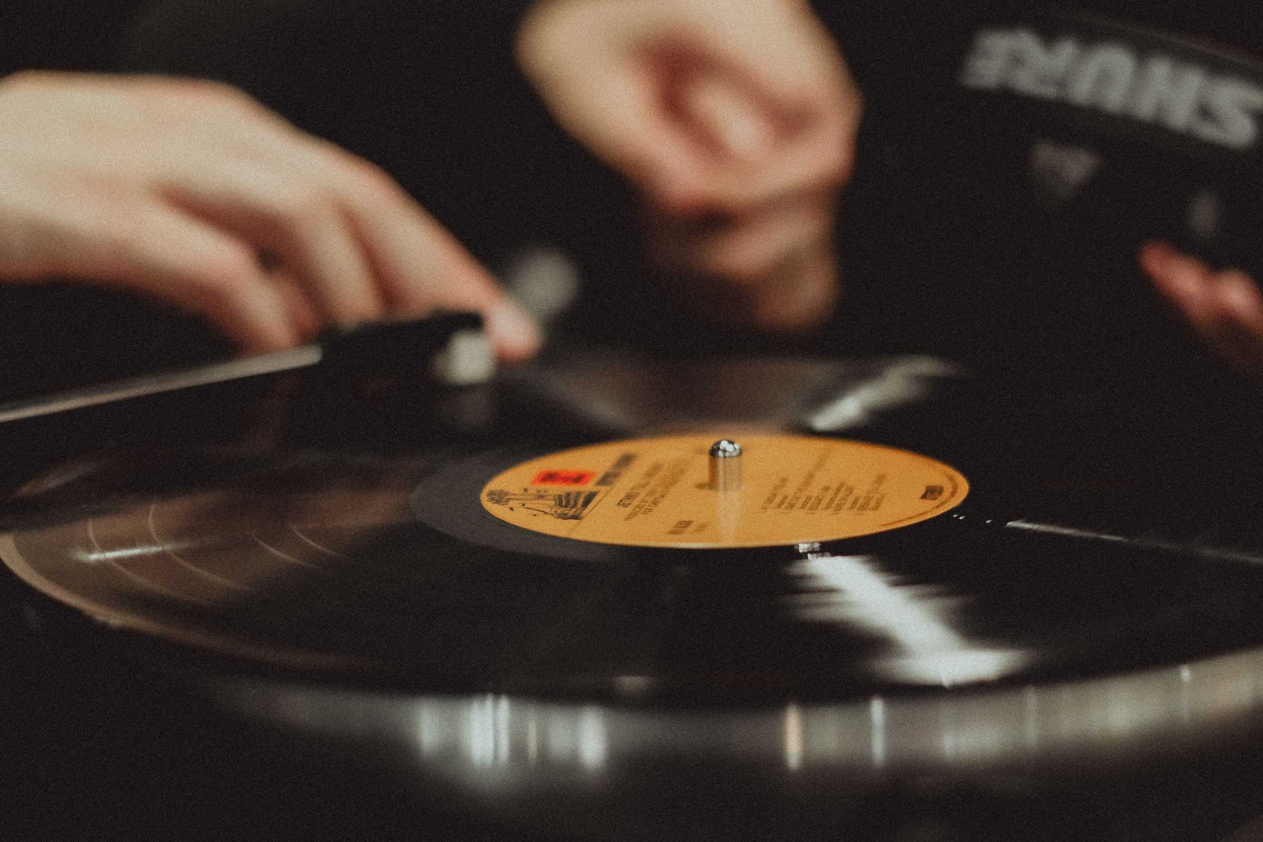 Парная ретро фотосессия в магазине с виниловыми пластинками