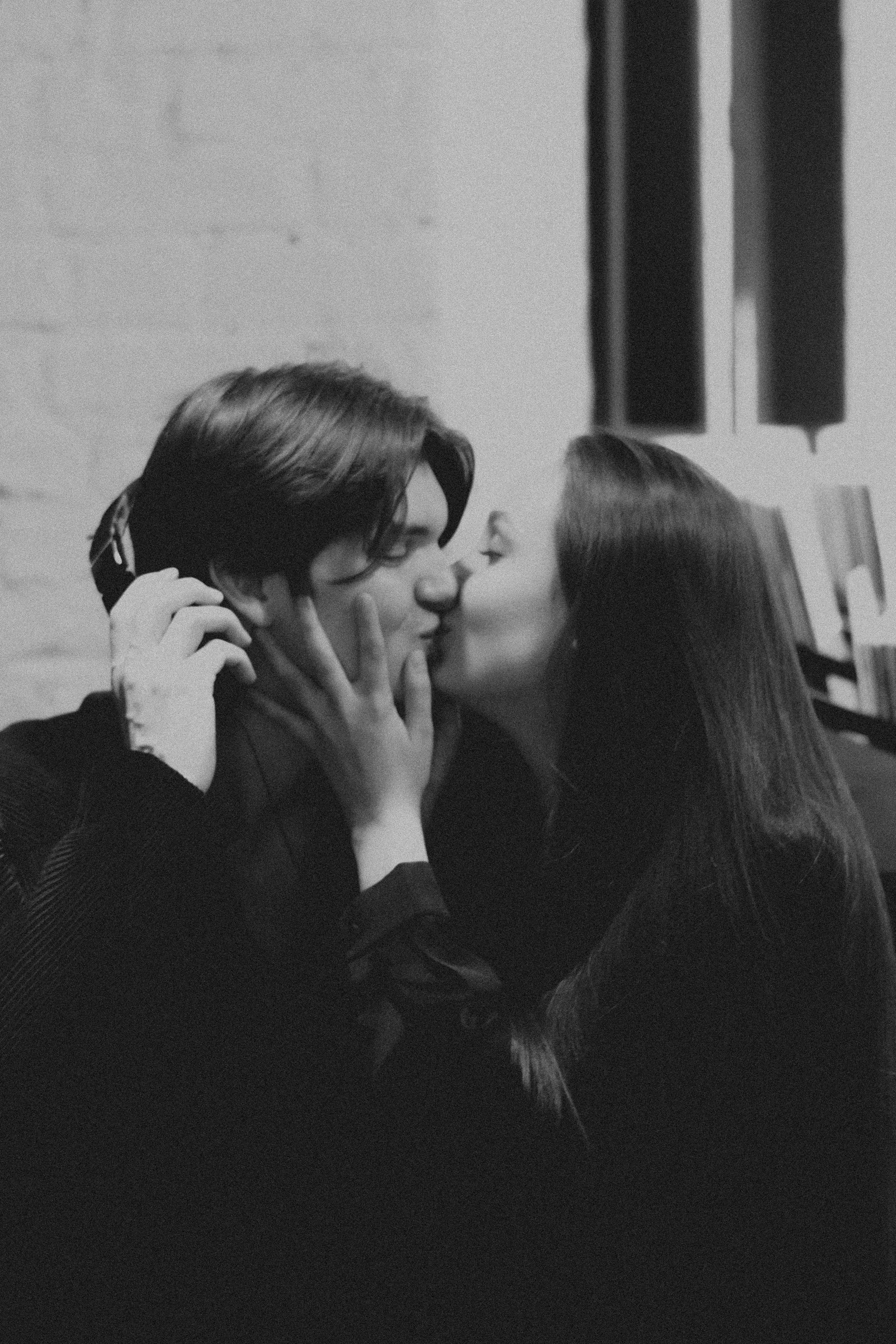 Парная ретро фотосессия в магазине с виниловыми пластинками