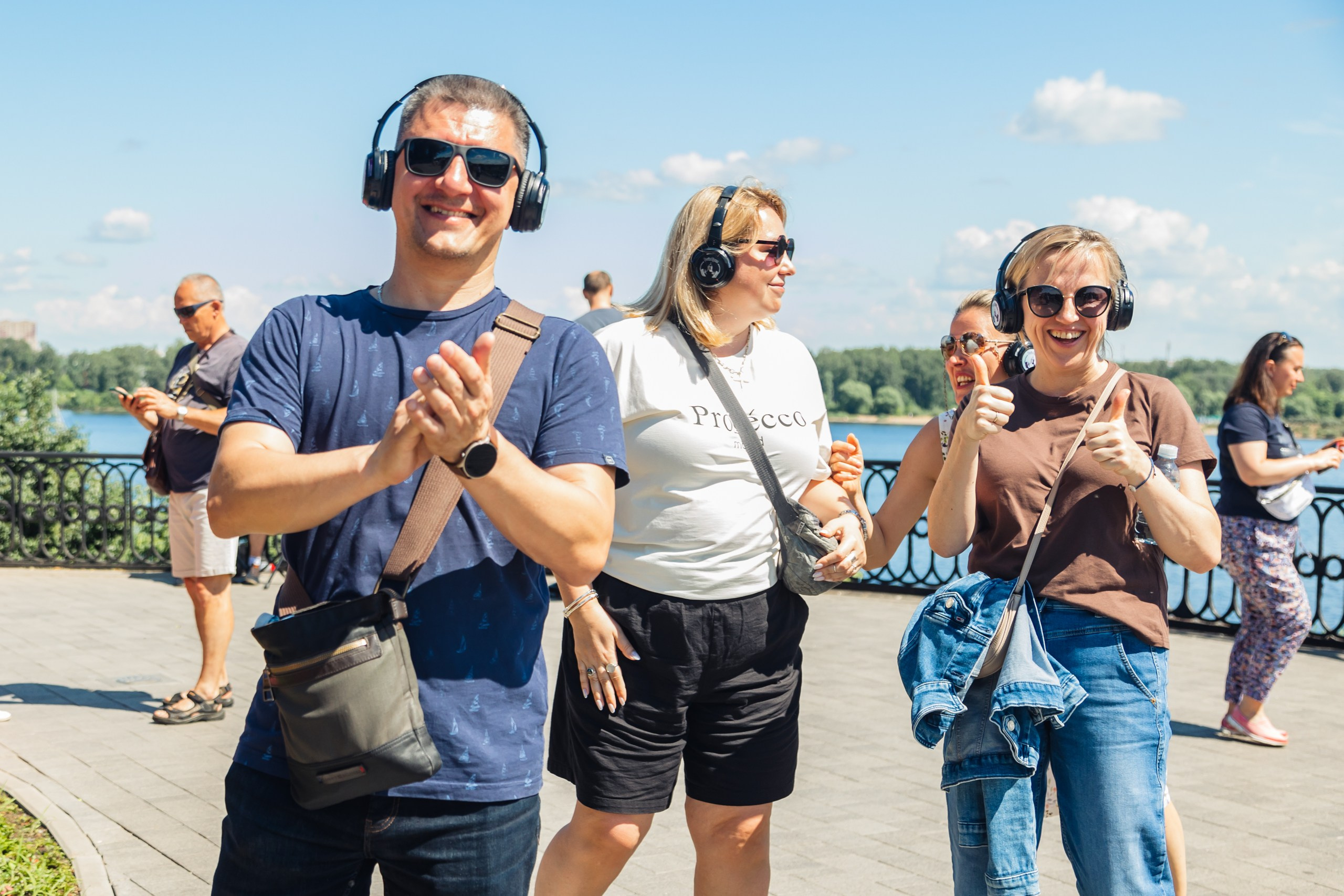 Экскурсия. На каждом снимке всегда два человека: фотограф и зритель