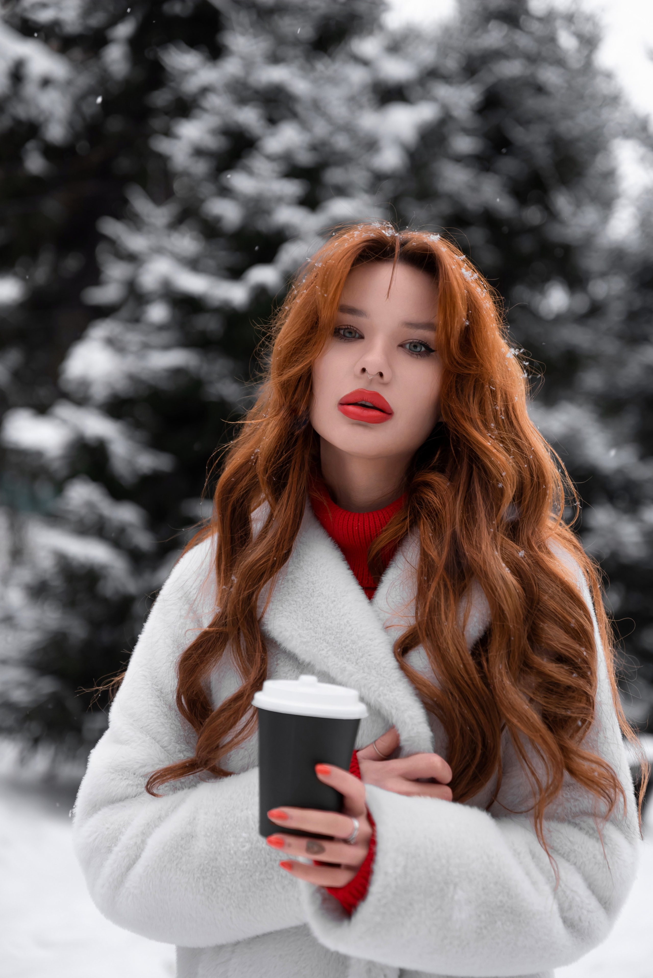 девушка со стаканом кофе зимой томск