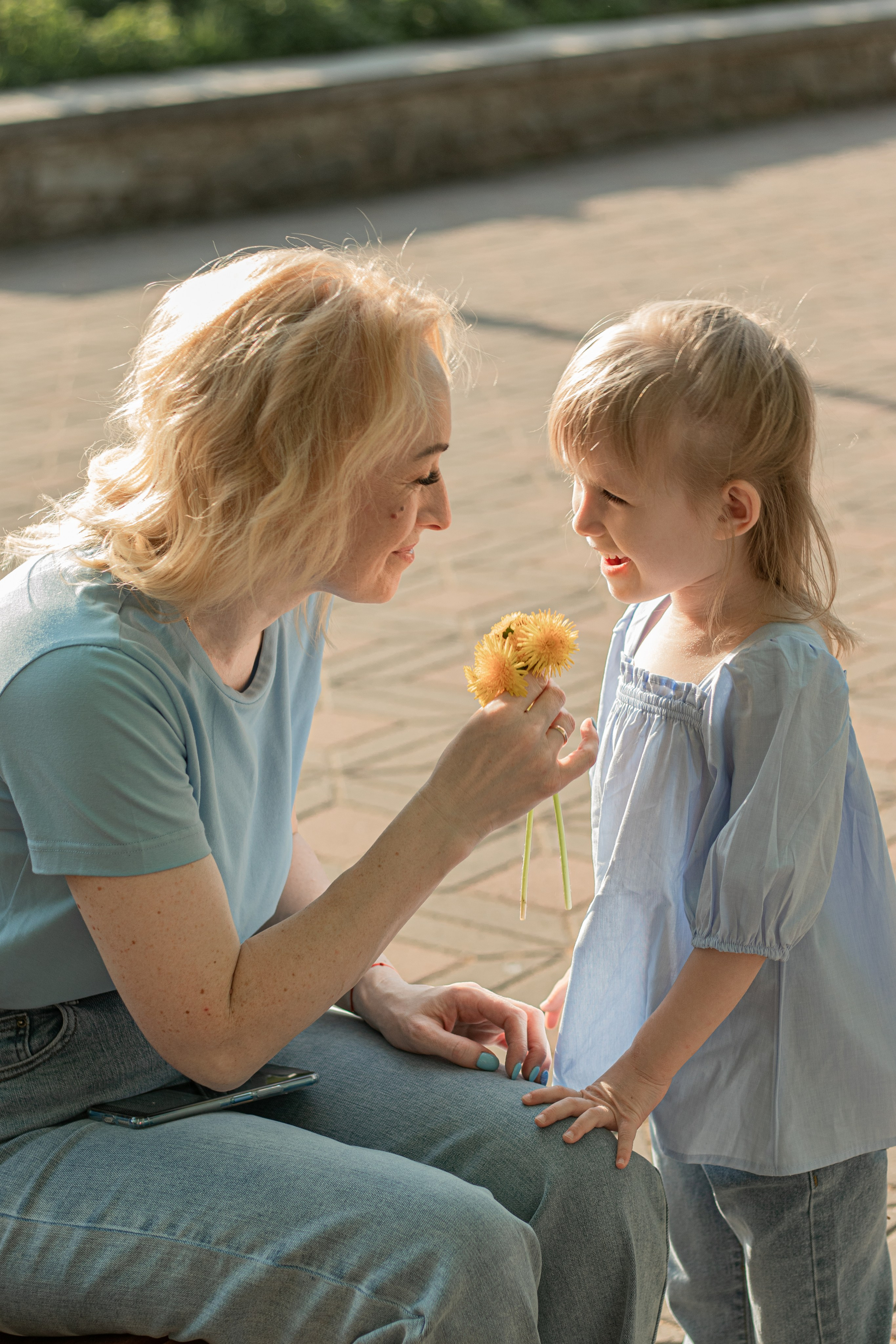 Прогулка с мамой по городу