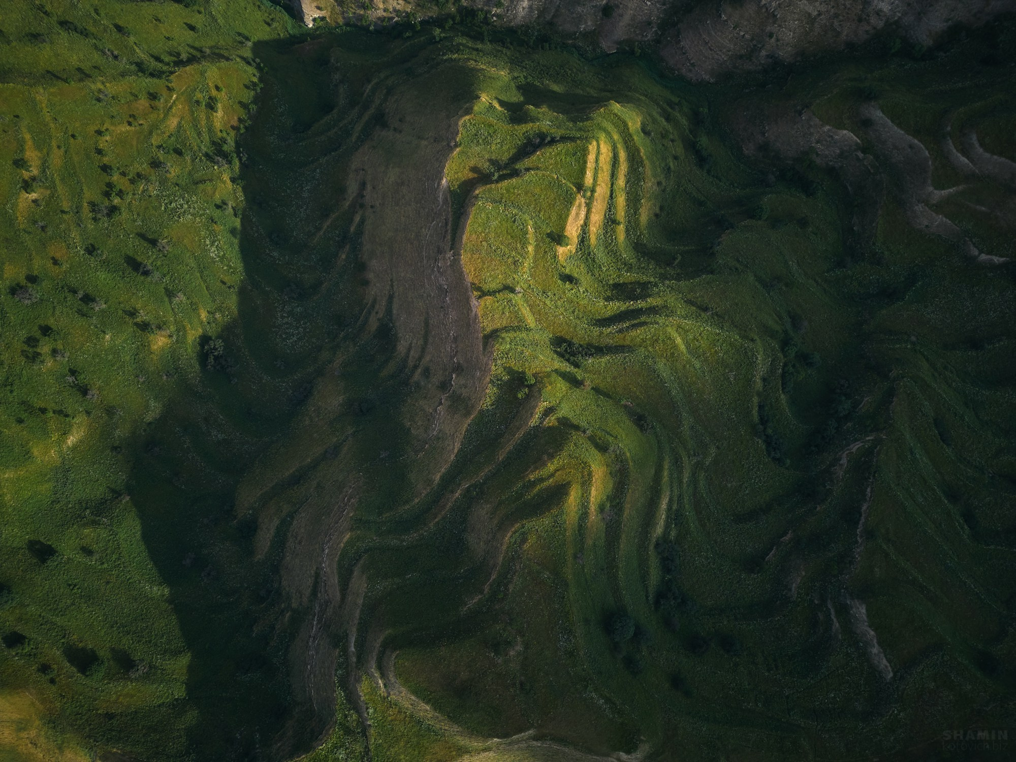 Фотографии горного Дагестана: величественные каньоны, изумрудные реки, древние башни и террасные склоны. Природа и архитектура республики в мягком свете рассветов и закатов, снятые с дрона и земли, передающие дух и масштаб Кавказа. Фотограф Константин Шамин