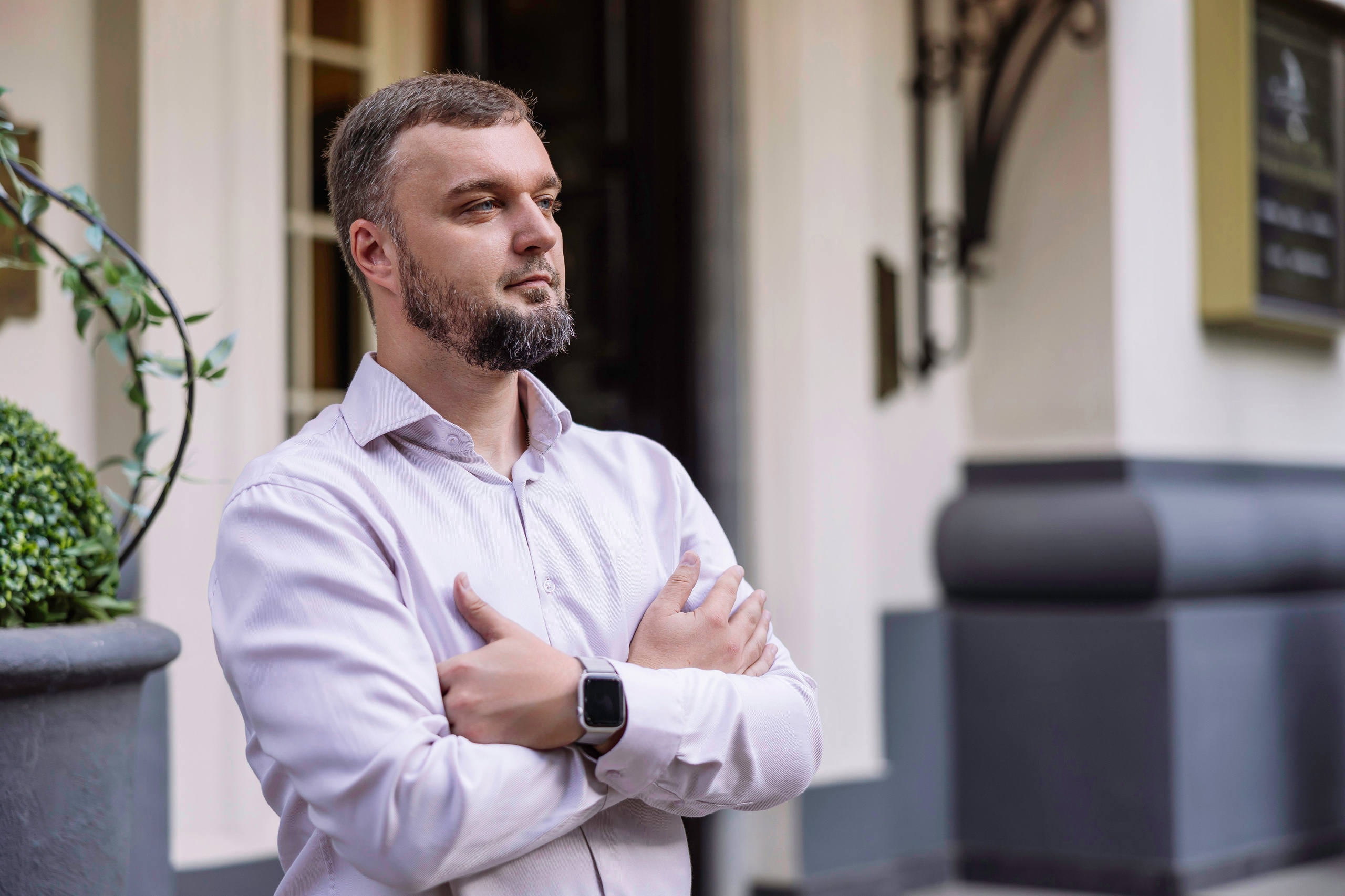 Мужская фотосессия в Краснодаре у отеля