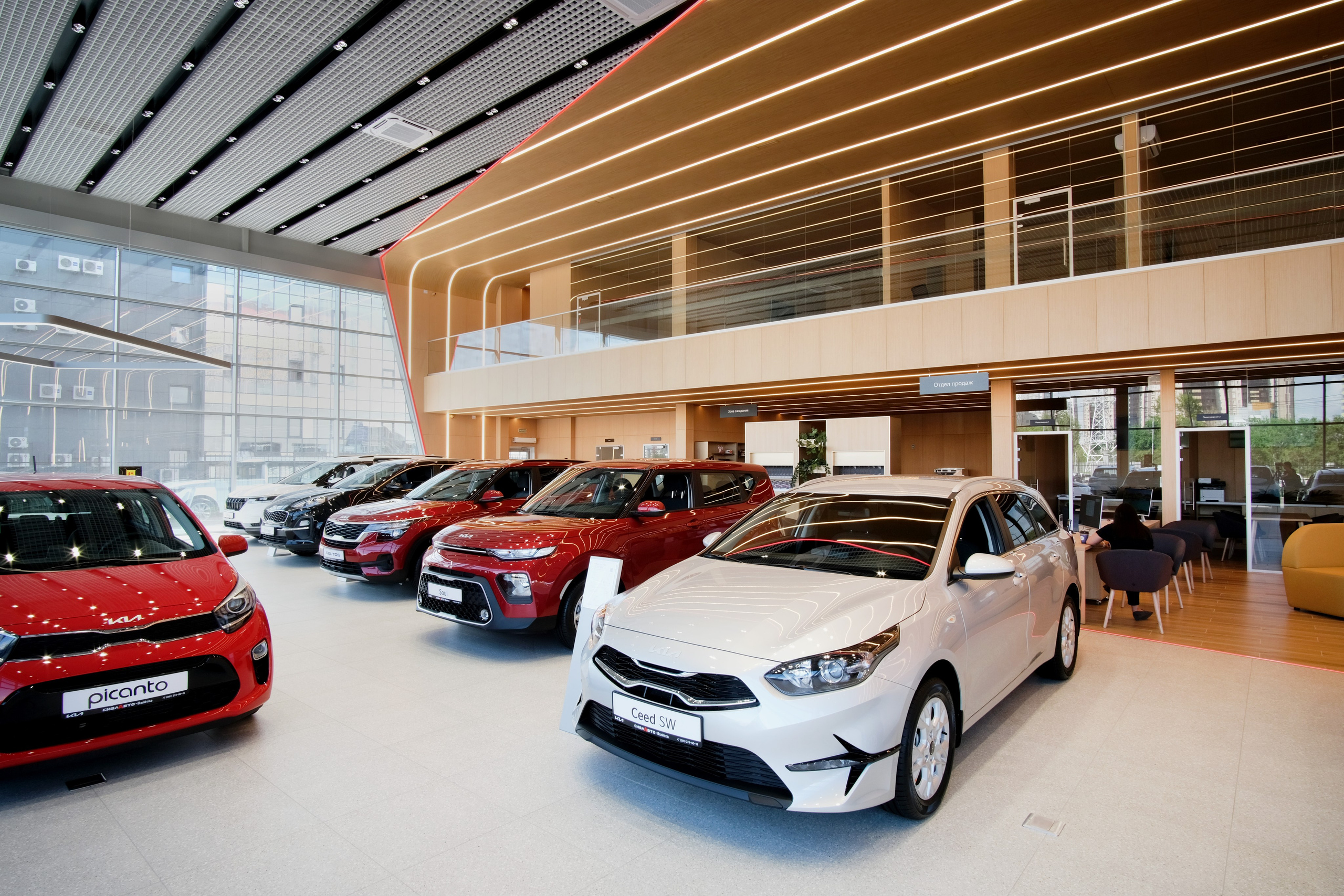 Фотография автосалона с новыми автомобилями 