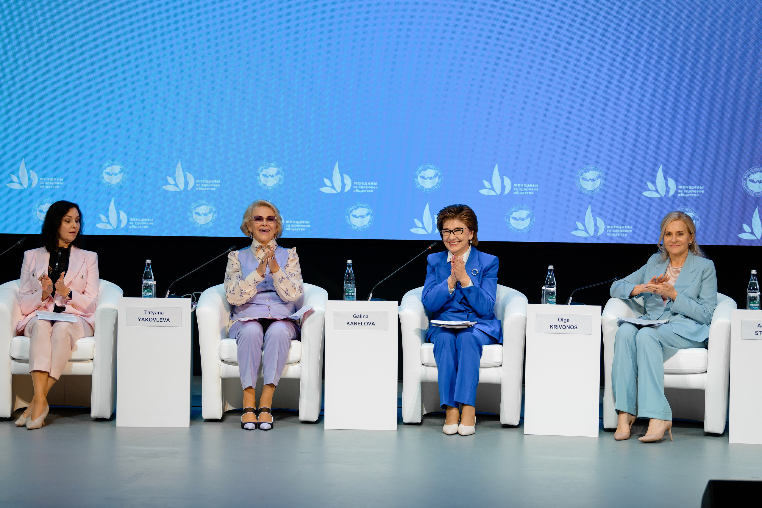 Выставки: Фотография с выставки, на которой посетители изучают представленные экспонаты. Скворцова Вероника. Татьяна Голикова. Михаил Мурашко. Единая Россия. Дума. Министр Здравоохранения. ФМБА. Правительство России. Фотография с форума, на которой участники активно участвуют в дискуссии. Форум здоровое общество