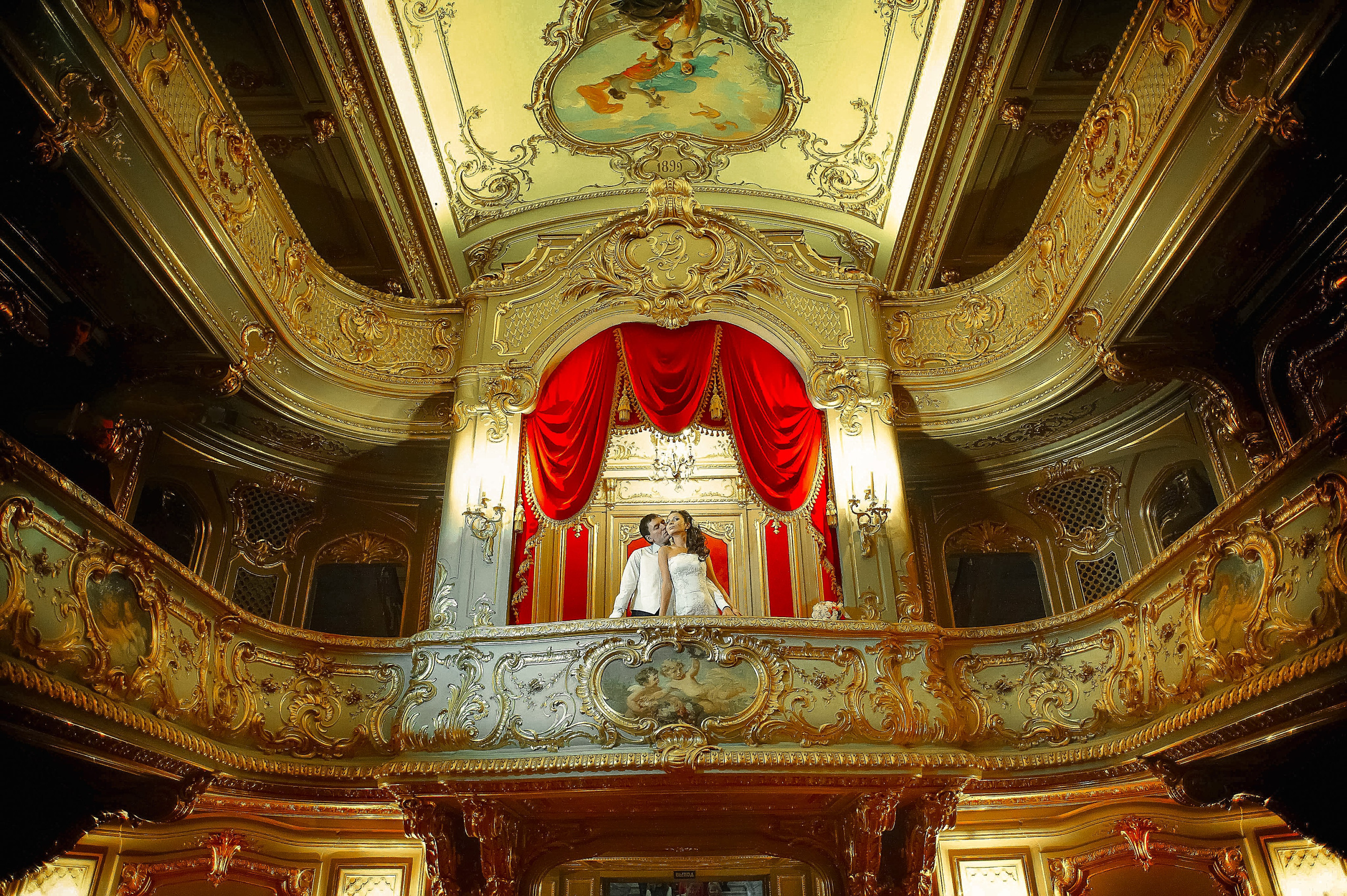 Роскошная свадебная фотосессия в Юсуповском Дворце в Царской ложе домашнего театра