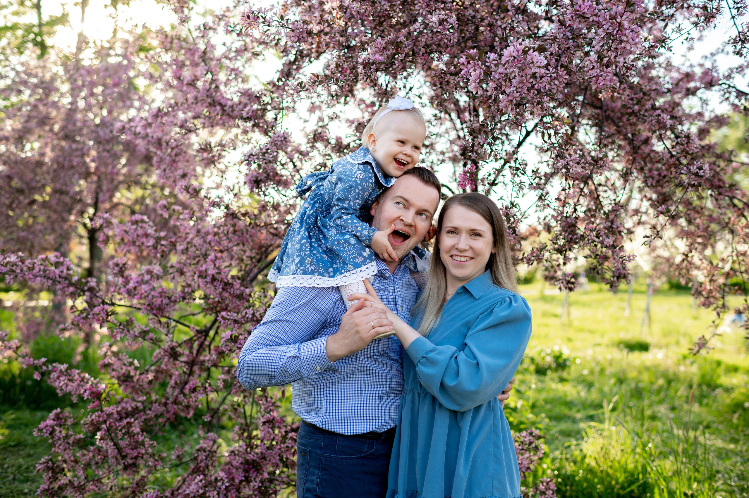 Ника и родители в розовых яблонях. Портретный, семейный и свадебный фотограф в Санкт-Петербурге и в Пушкине Ширяев Денис