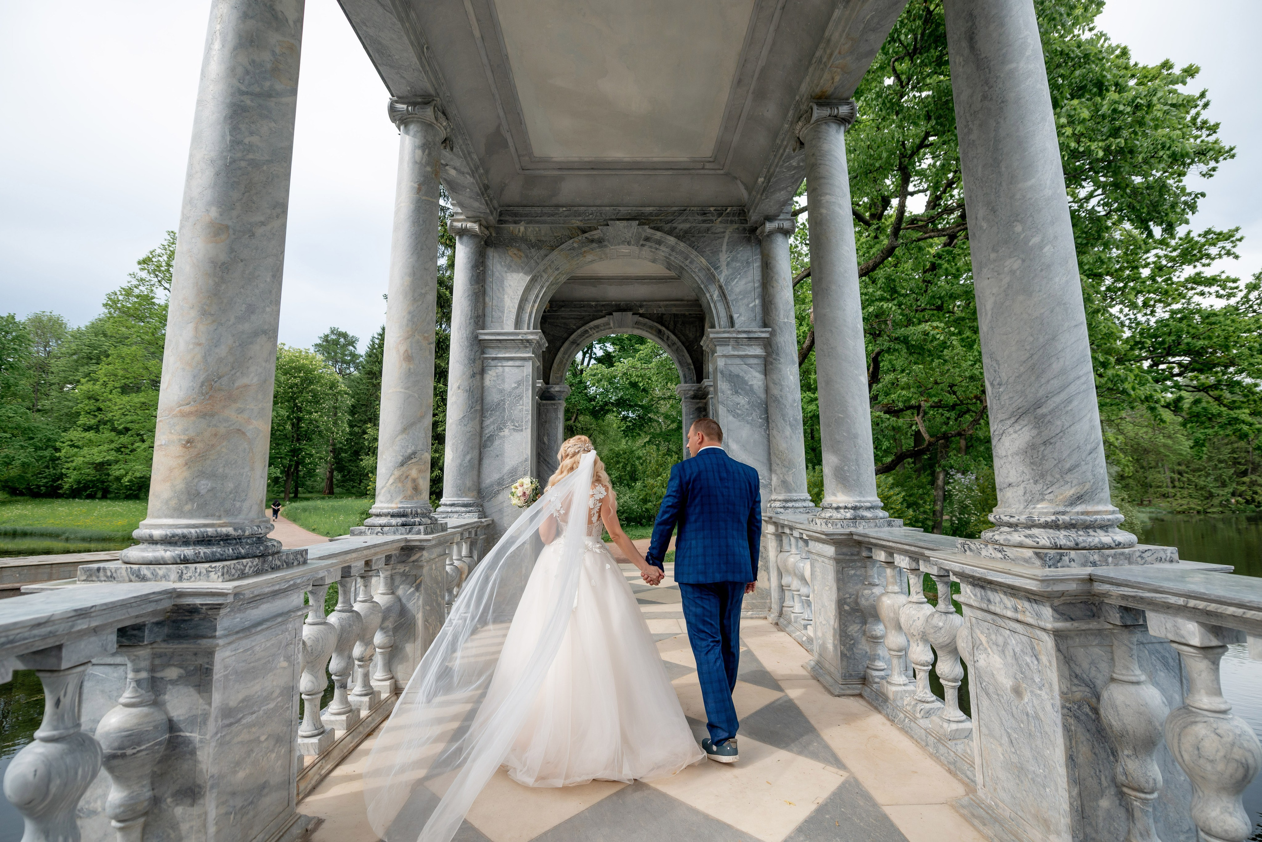 Евгения (фотосессия с малиновым chevrolet camaro, в сирени в Пушкине в Екатерининском парке). Портретный, семейный и свадебный фотограф в Санкт-Петербурге и в Пушкине Ширяев Денис
