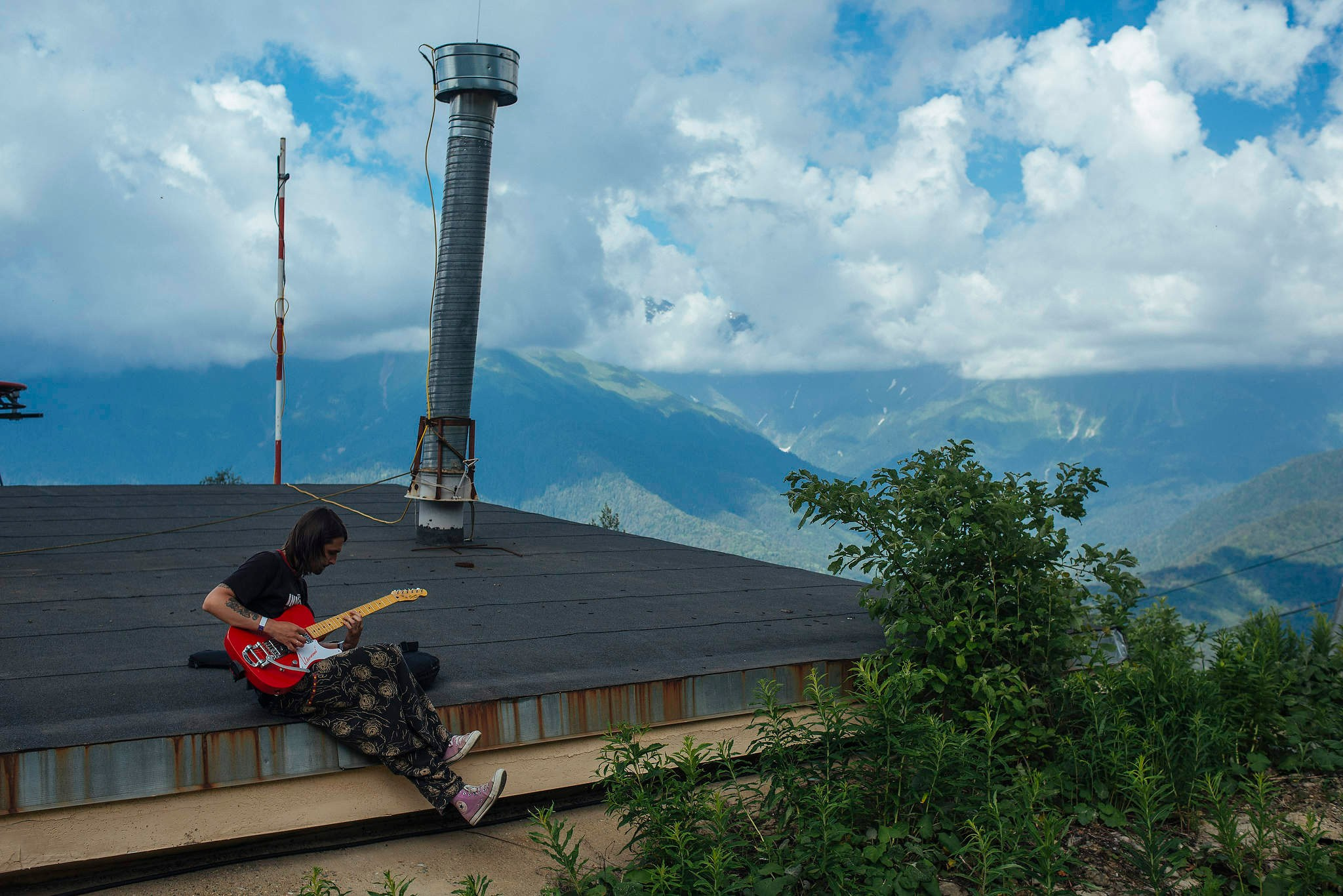 Артист готовиться к итоговому концерту на фестивале Усадьба Jazz в Красной Поляне. Съемка для Усадьба Jazz в 2016 году.