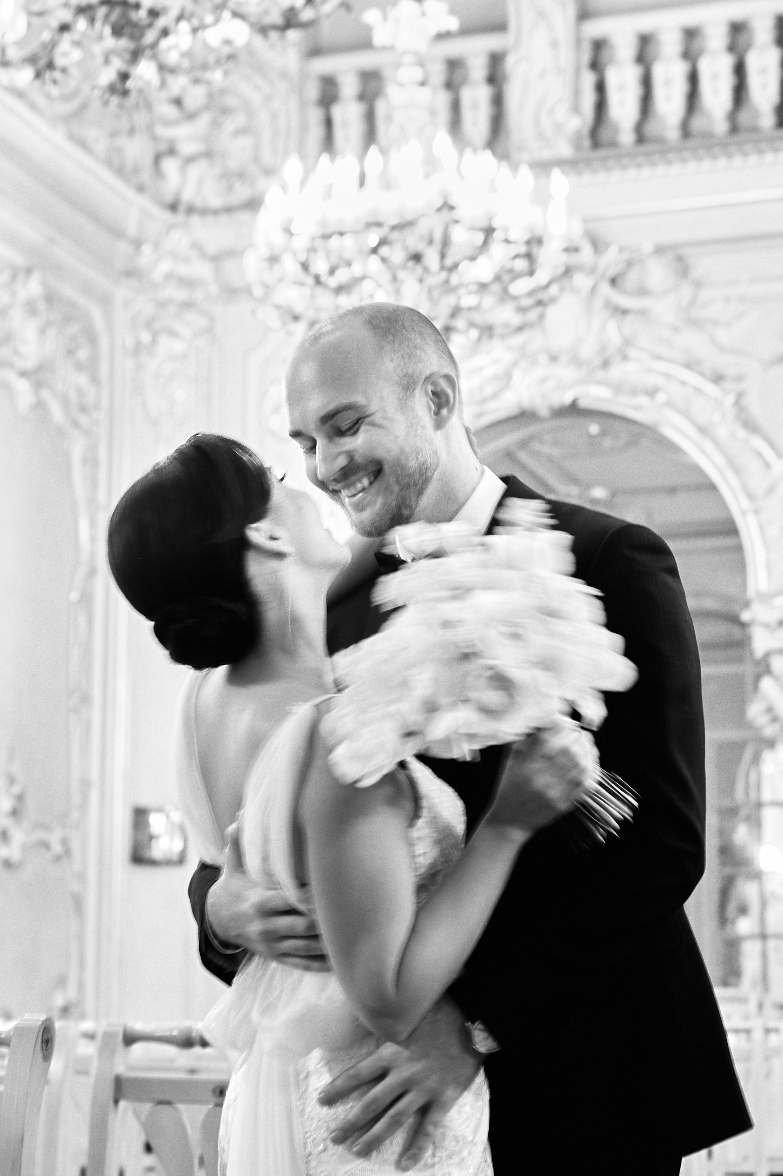 Портрет жениха и невесты в красивом интерьере.