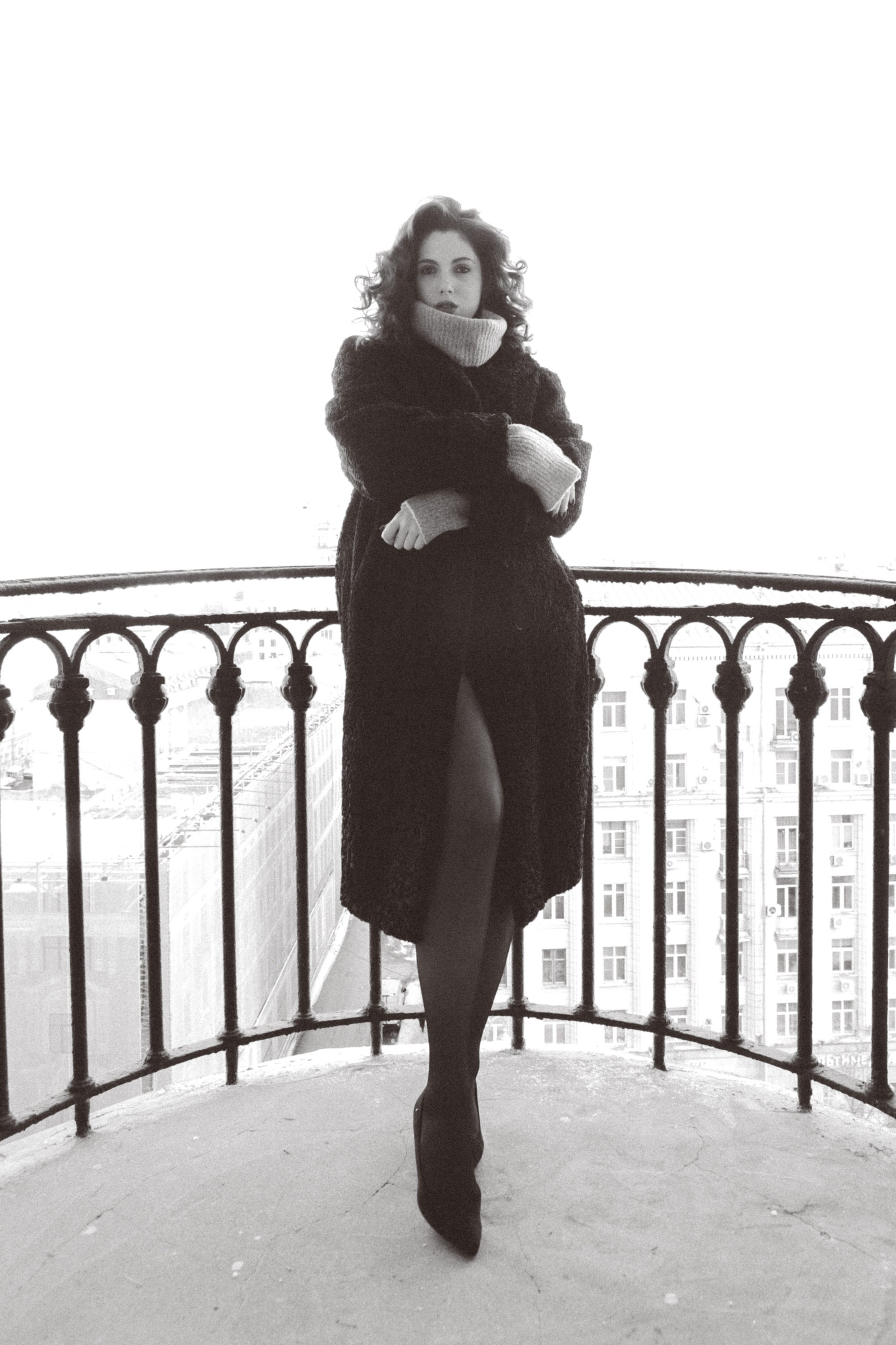 Портретный фотограф в Москве Калагина Светлана. Фотосессия девушки на балконе в сталинской высотке.