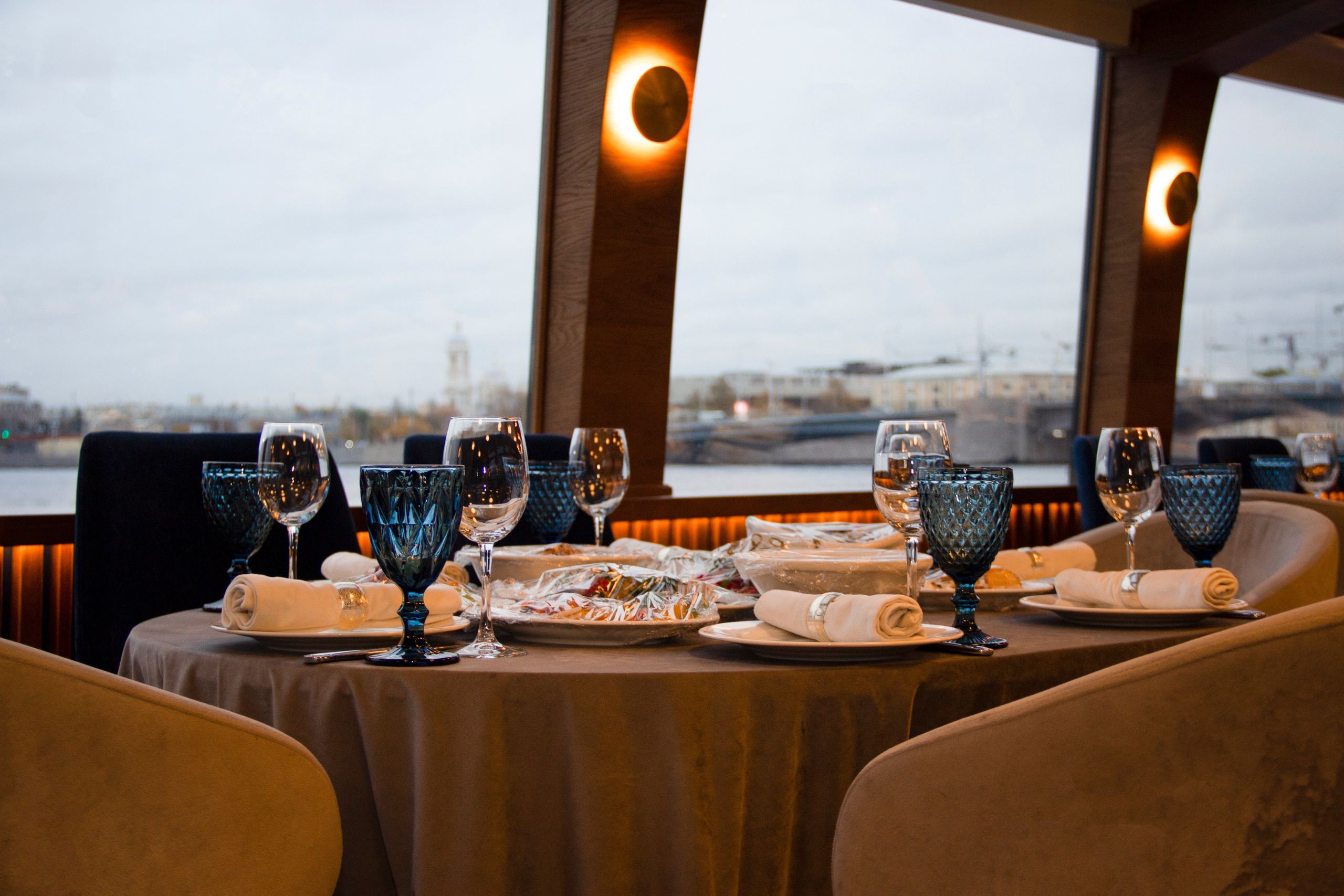 Съемка для сайта аренды катеров в Санкт-Петербурге, подготовка к свадебной прогулке по рекам и каналам. Фотограф в Санкт-Петербурге Смирнова Диана