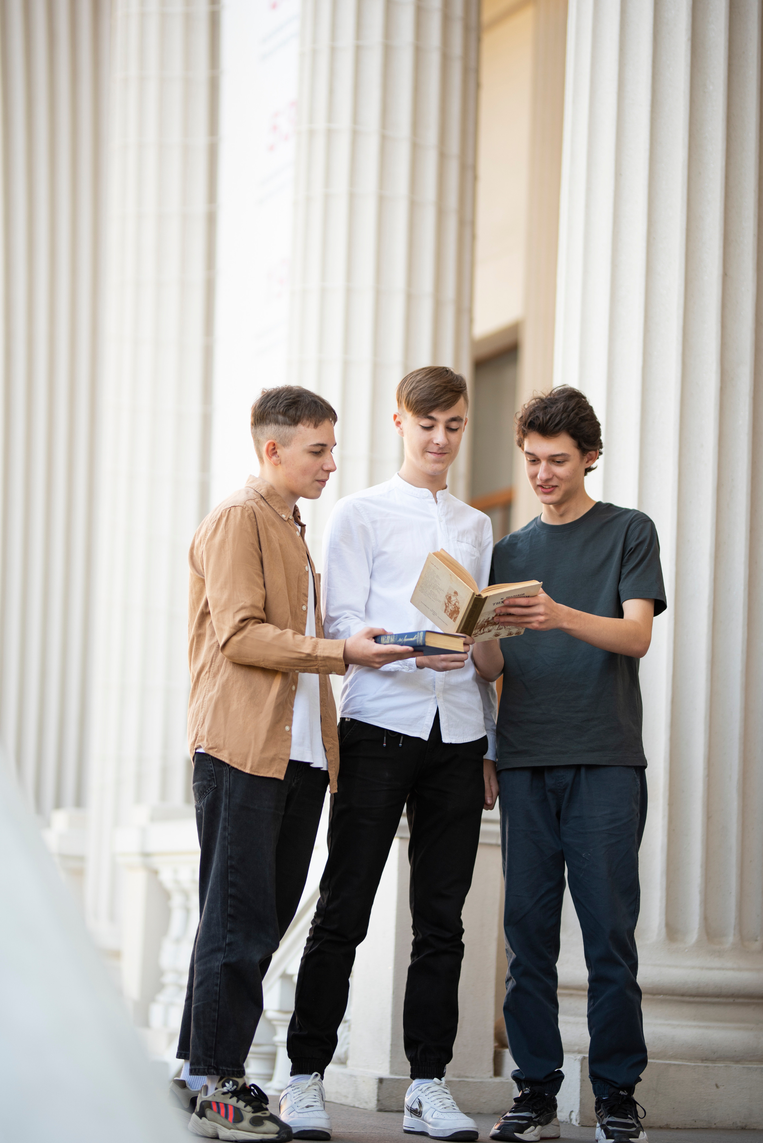 ШКОЛЬНЫЕ СЬЕМКИ старшеклассников|библиотека. Фотограф в Ростове на Дону