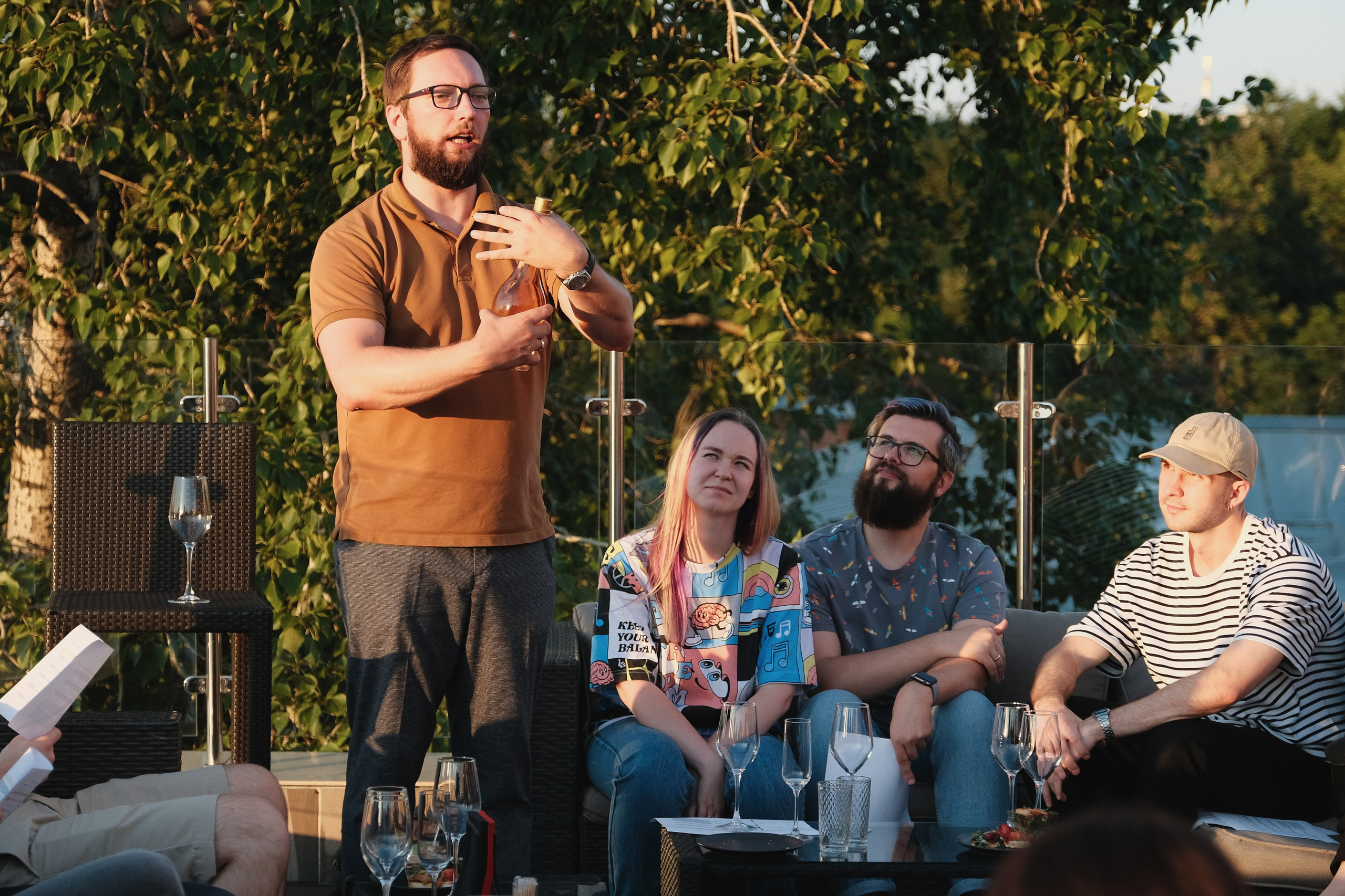 Сомелье́ рассказывает про вино на вечеринке в Москве.