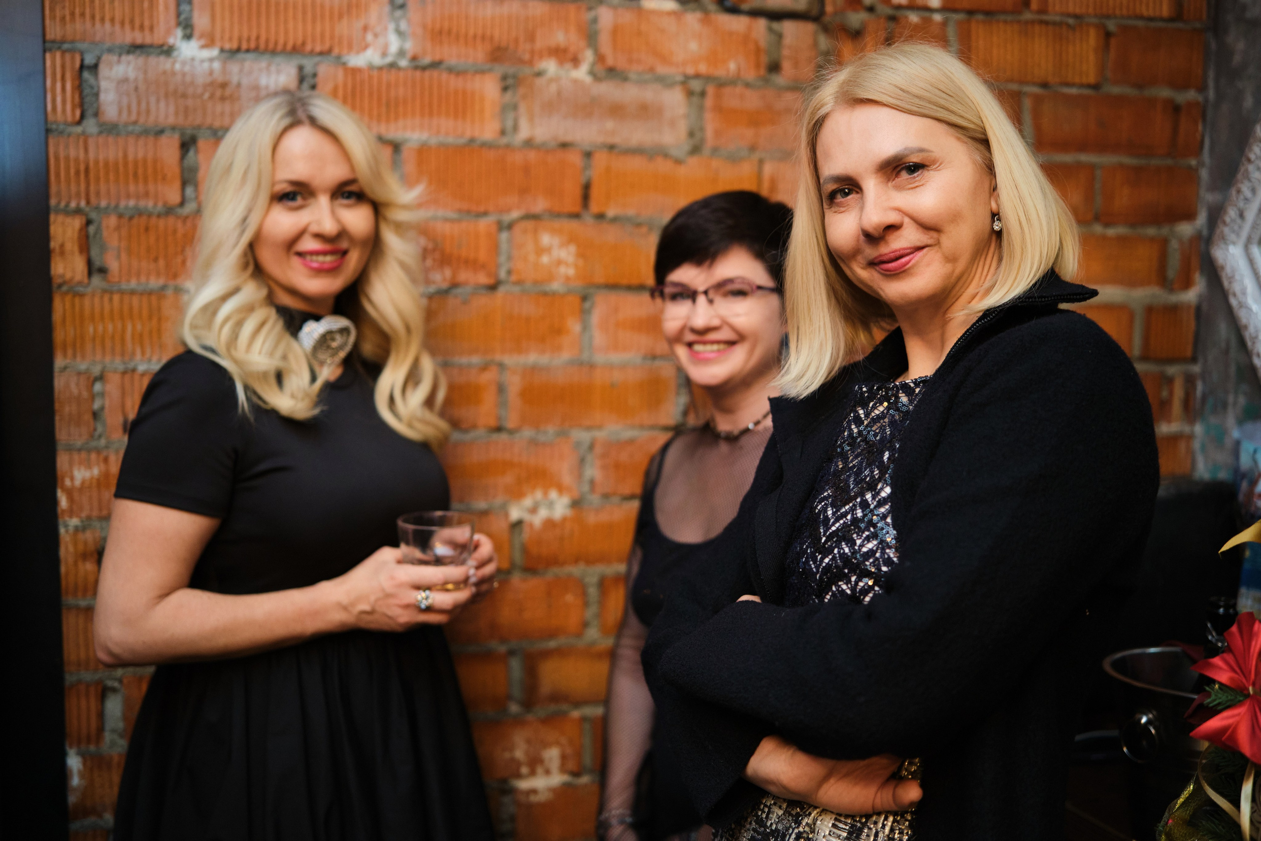 Фотосъёмка выпускного школы «Метатрикветра» в гастропабе «Особняк. Репортажный фотограф Дмитрий Литвинский. Минск, Беларусь, мир