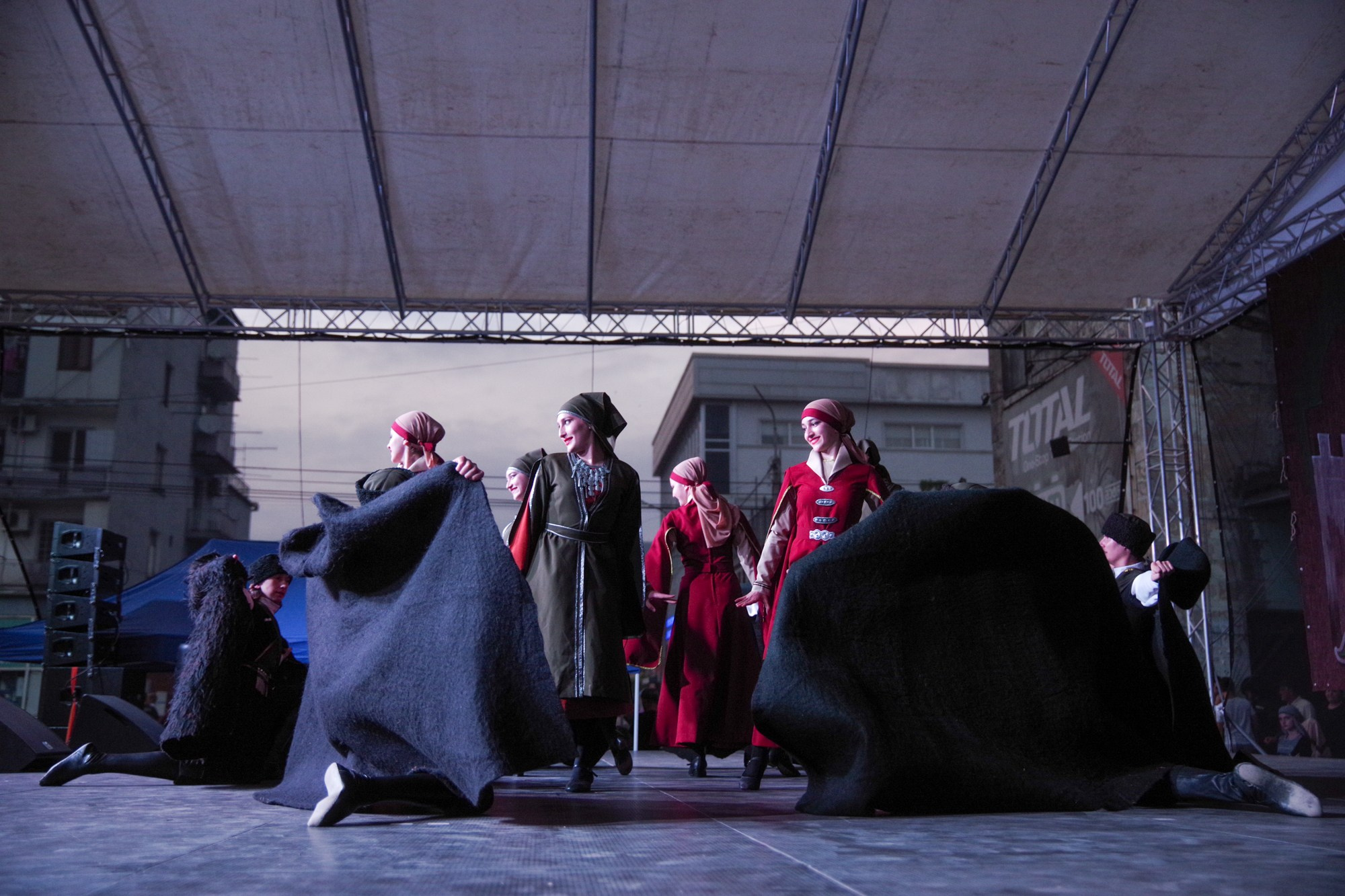 Грузинский танец. Портретный фотограф Денис Милютин