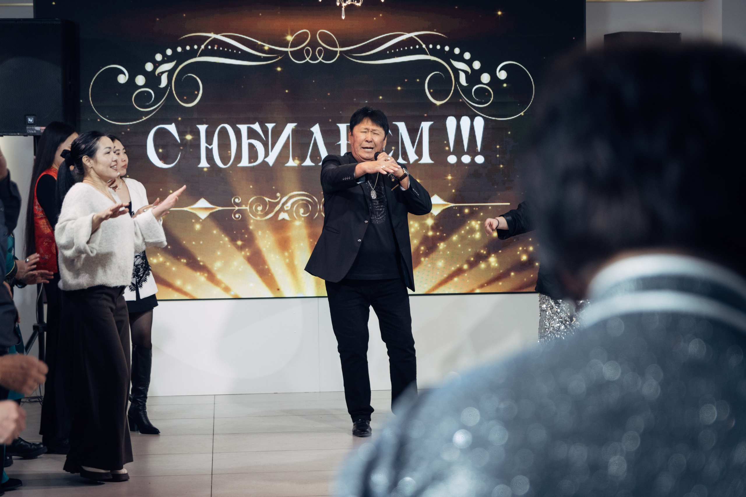 День рождения Любови в ресторане «Бурятия» — фотоотчёт праздника. Репортажный фотограф на дни рождения и юбилеи в Улан-Удэ — Алексей Раднаев