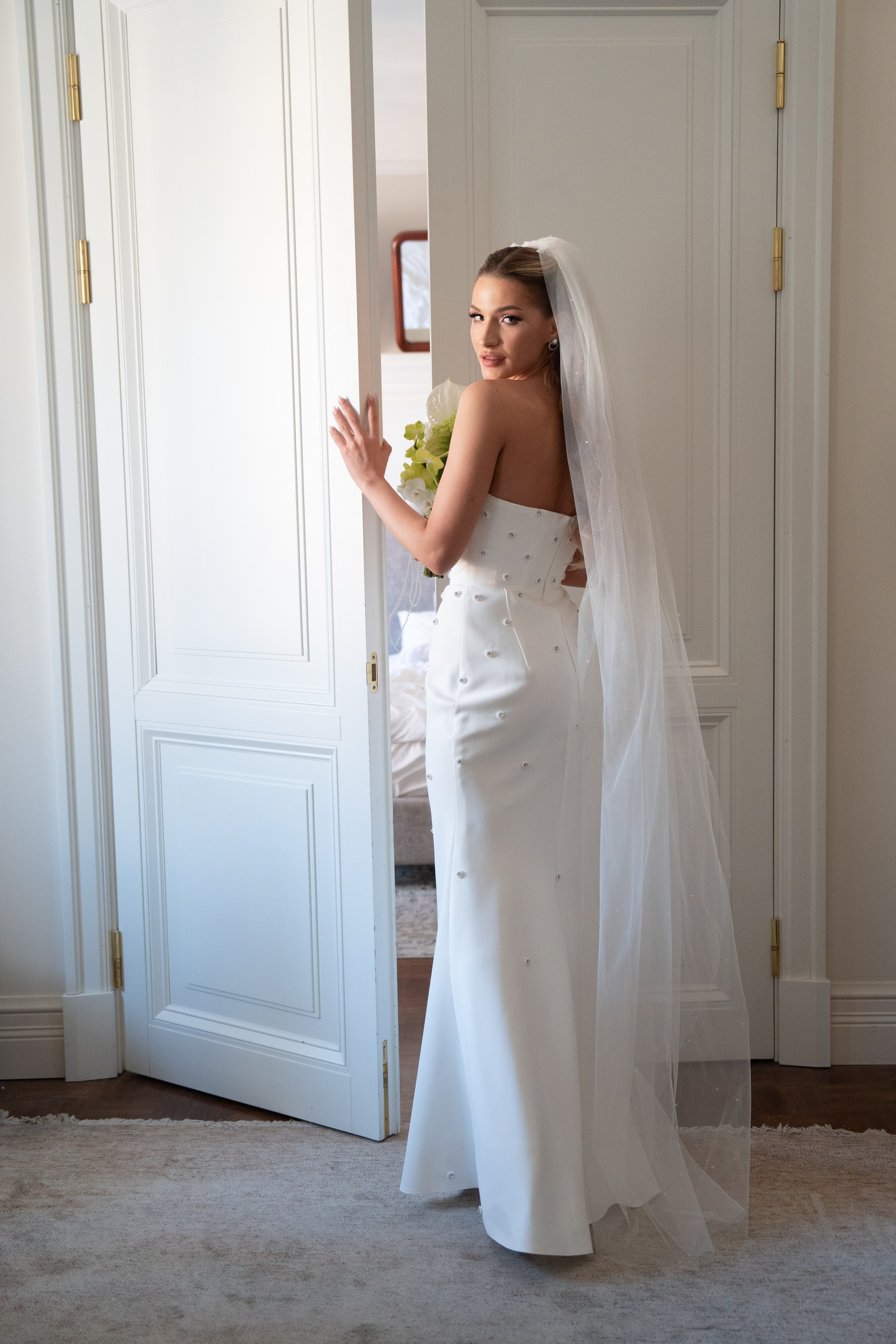 Виктория & Роман. Камерная городская свадьба в видовом ресторане в стиле современная классика. Свадебный фотограф организатор в Санкт-Петербурге Ассоль Опарина