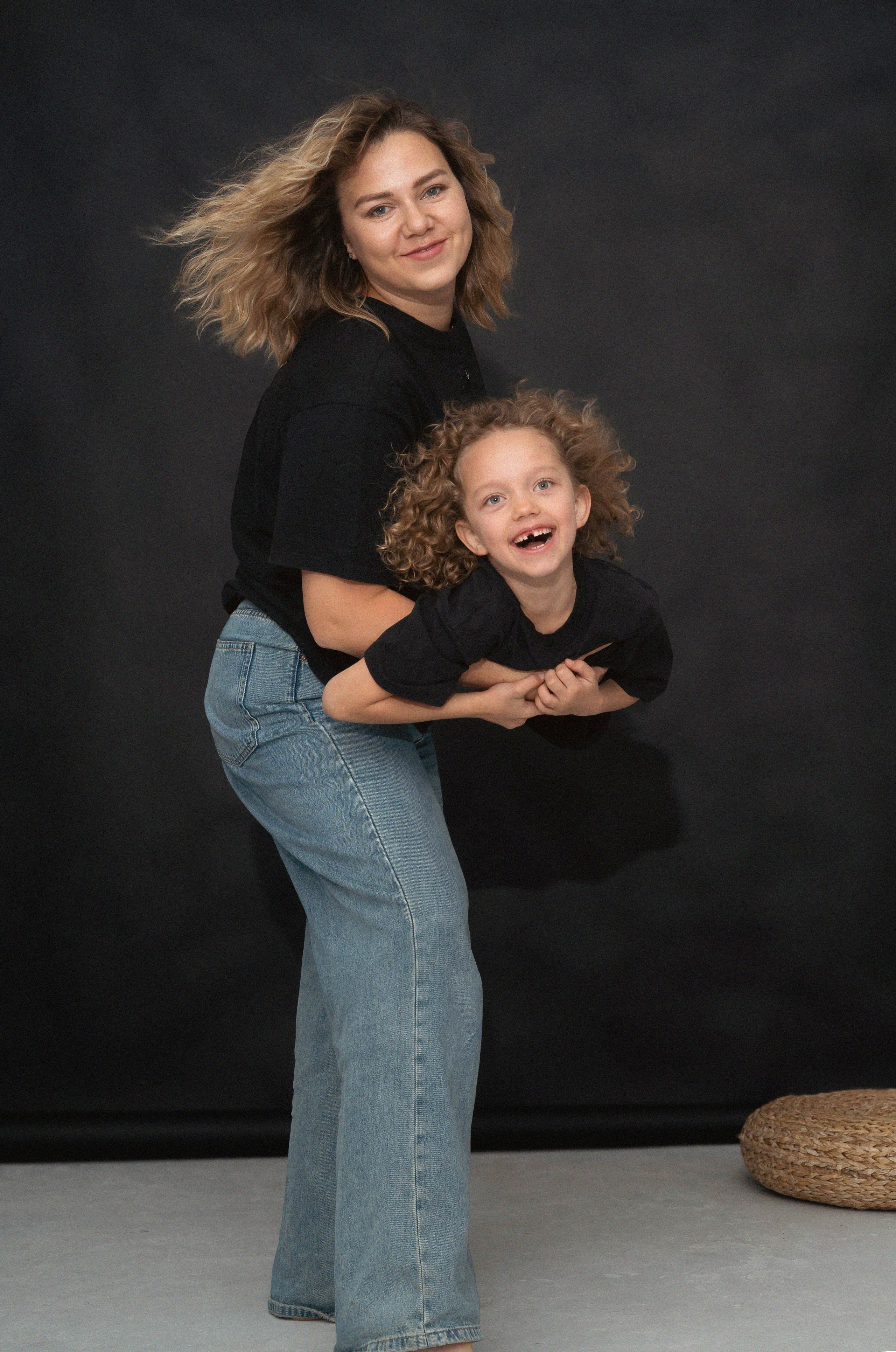 Фотосессия мамы с дочкой в студии на черном фоне  Новосибирск Краснообск