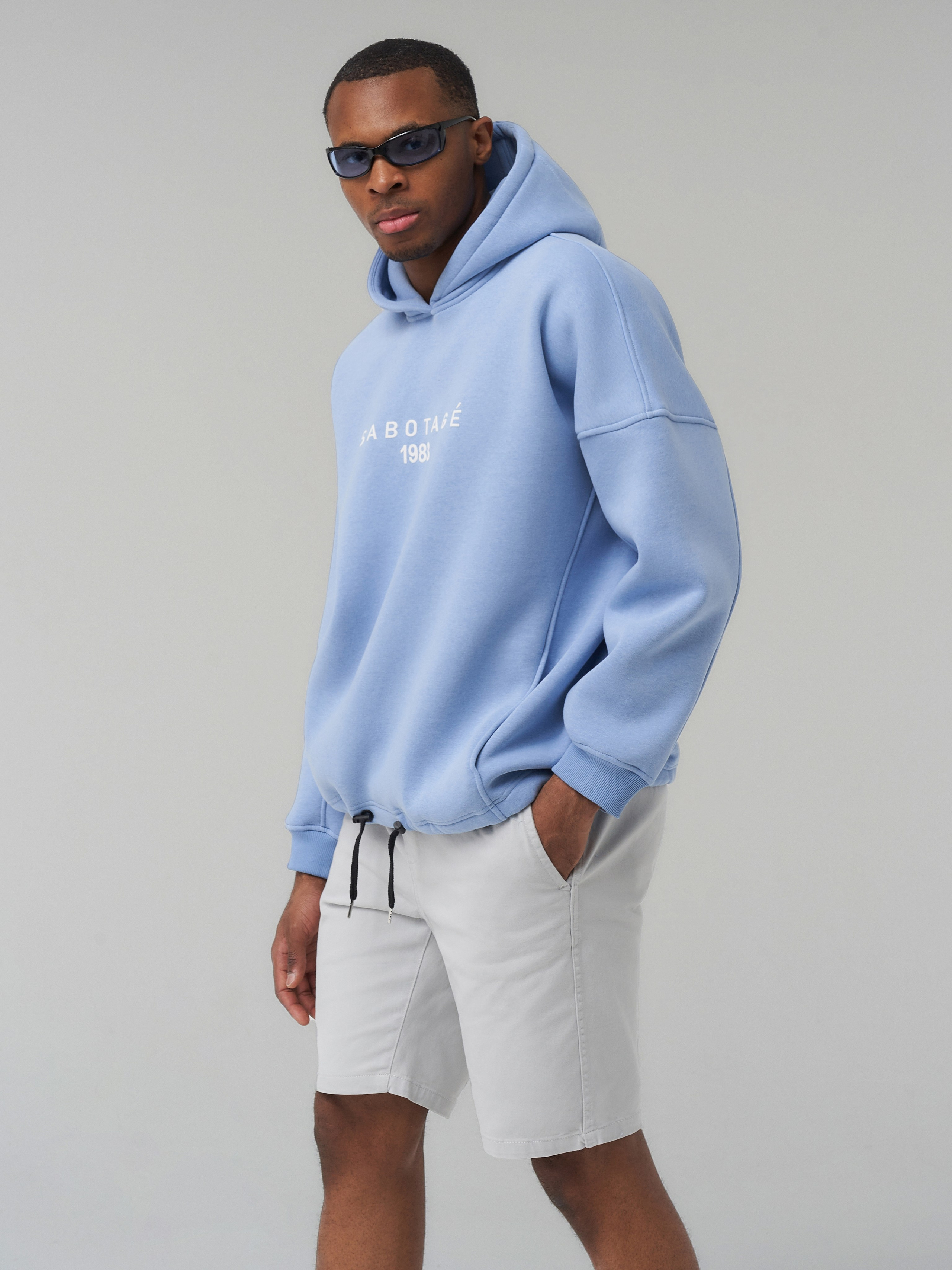 Каталог уличной моды: оверсайз худи на темнокожей модели