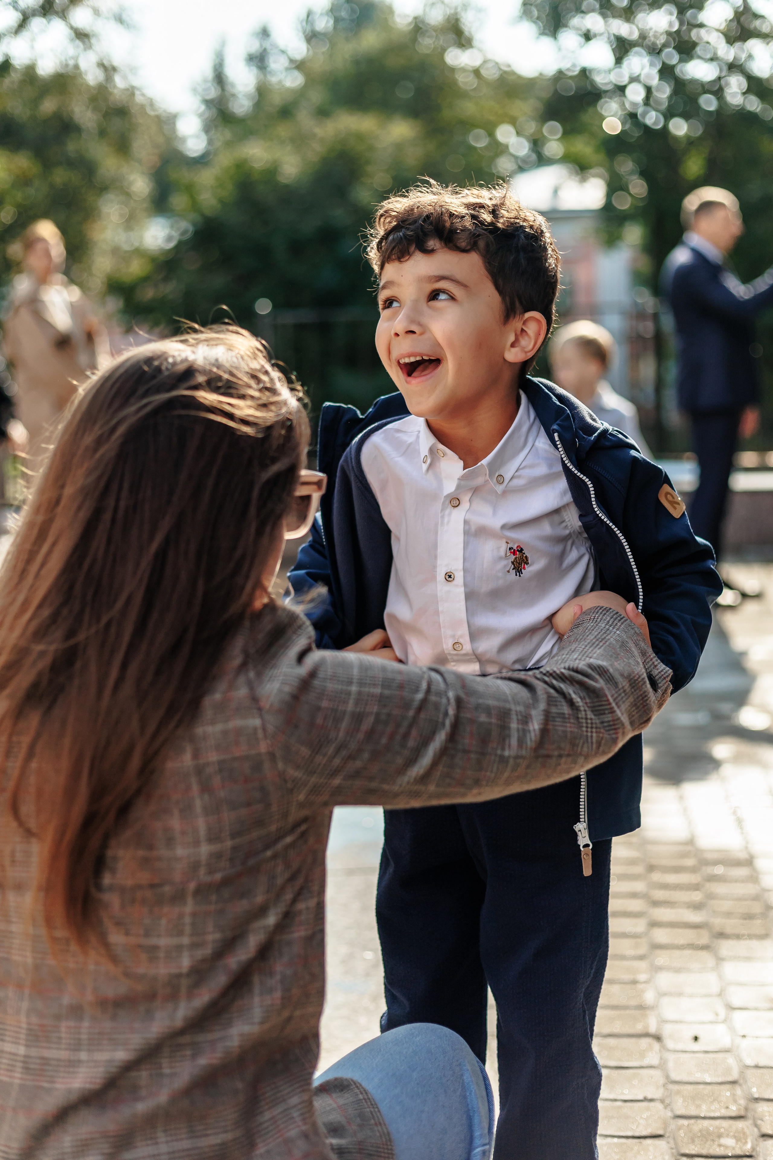 мама поправляет одежду ученику