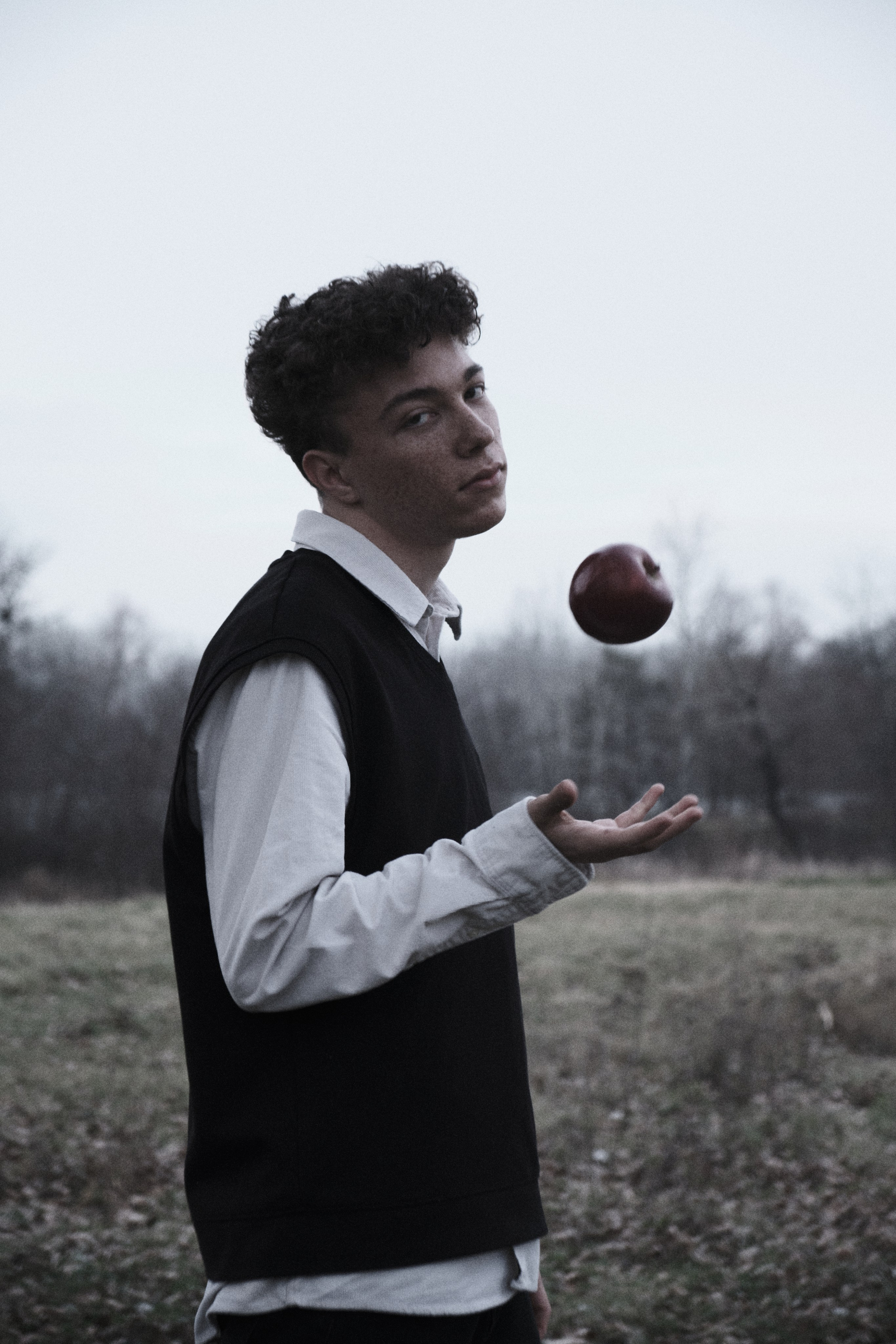 Мальчик с яблоком. Gerasko Aleks — Портрет, кричащий тишиной