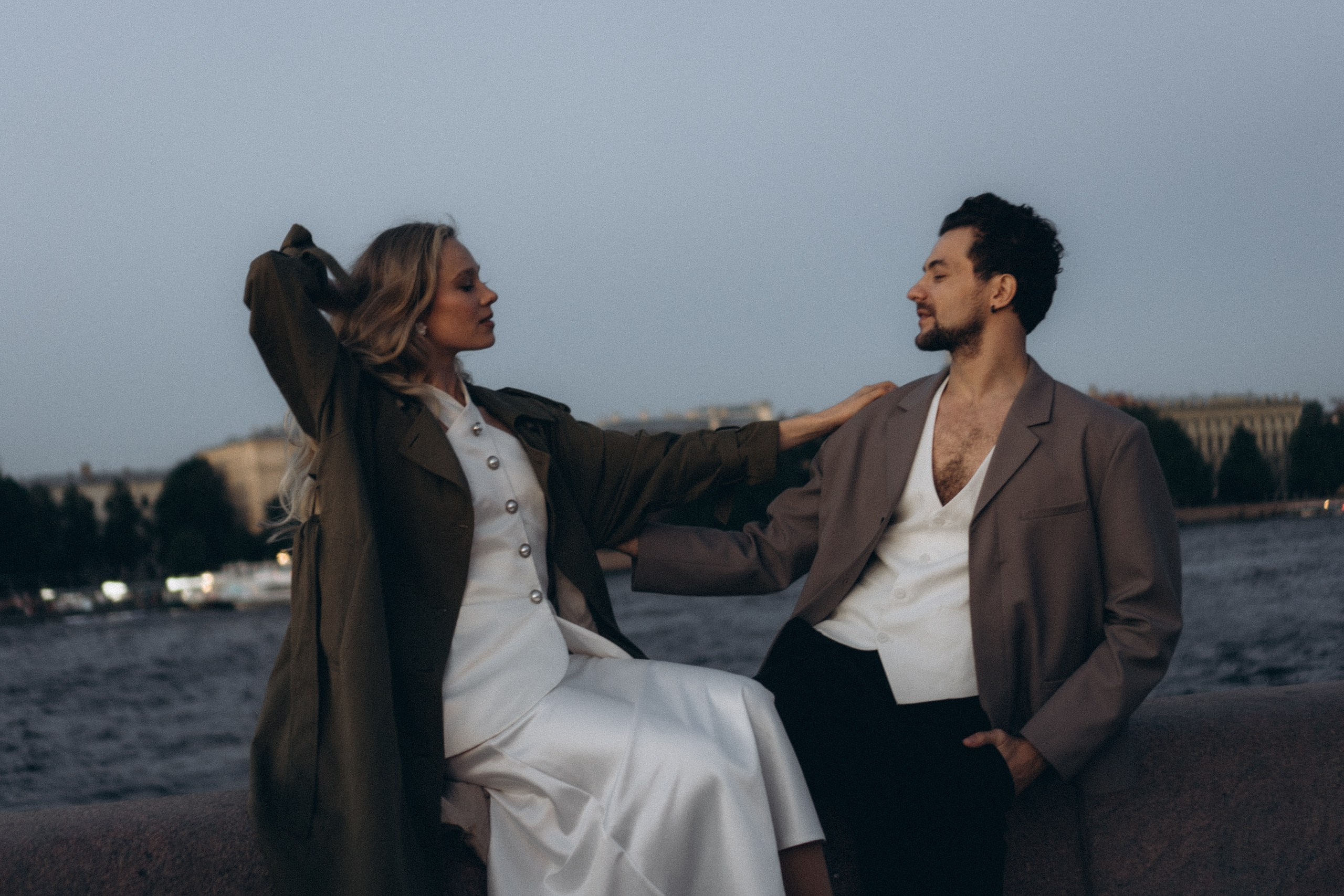 СВАДЕБНАЯ СЬЕМКА ПАРЫ НА РАССВЕТЕ В БЕЛЫЕ НОЧИ И ПРОГУЛКА С РАЗВОДНЫМИ МОСТАМИ И ПИКНИК ВОЗЛЕ ИСАКИЕВСКОГО СОБОРА. Профессиональный фотограф, Санкт-Петербург — Виктория Богомолова