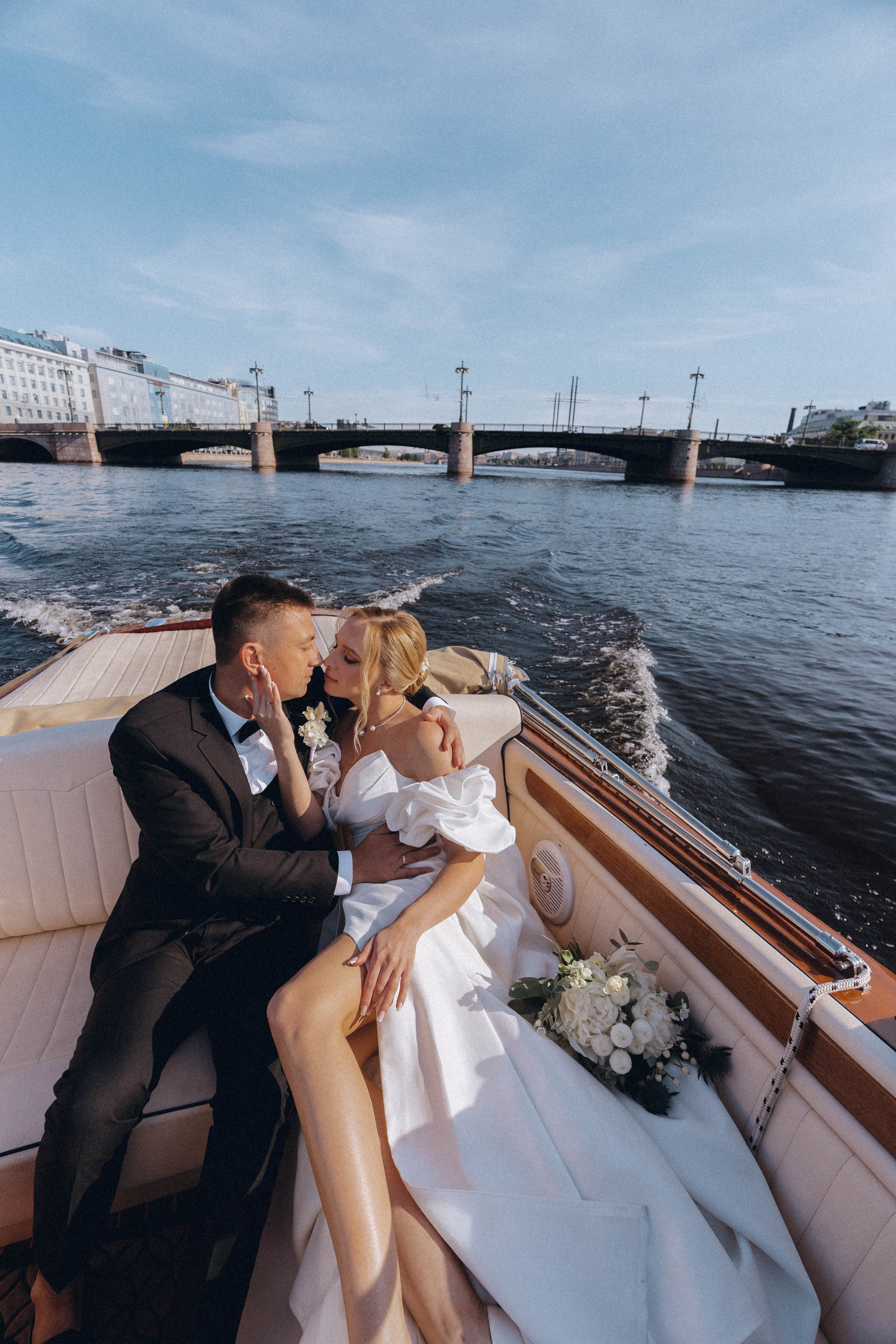 СВАДЕНБНАЯ СЬЕМКА НА КАТЕРЕ ПО КАНАЛАМ САНКТ-ПЕТЕРБУРГА И В АКВАТОРИИ НЕВЫ. Профессиональный фотограф, Санкт-Петербург — Виктория Богомолова