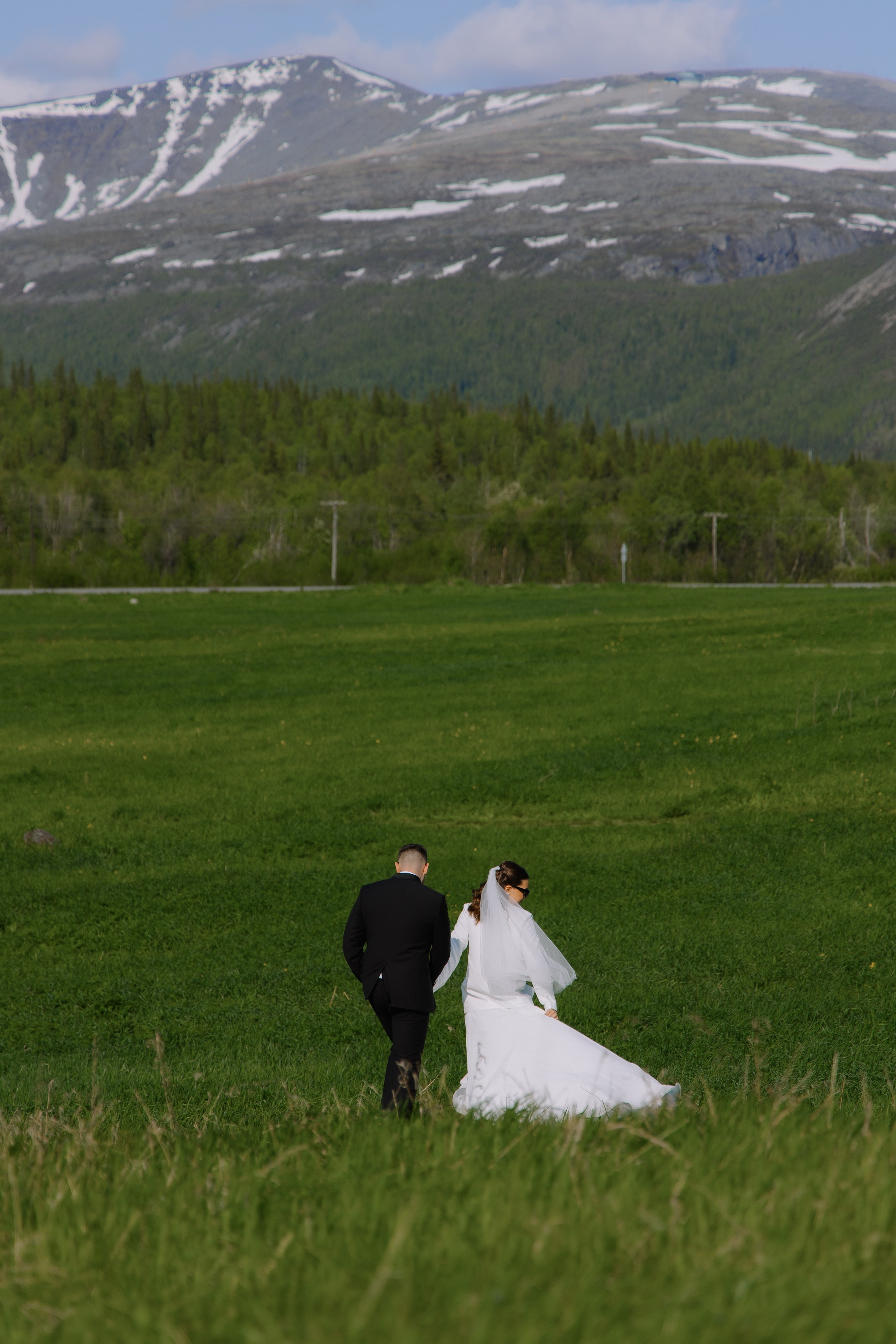 Горный массив становится свидетелем зарождения новой семьи, навсегда сохранив этот особенный момент.