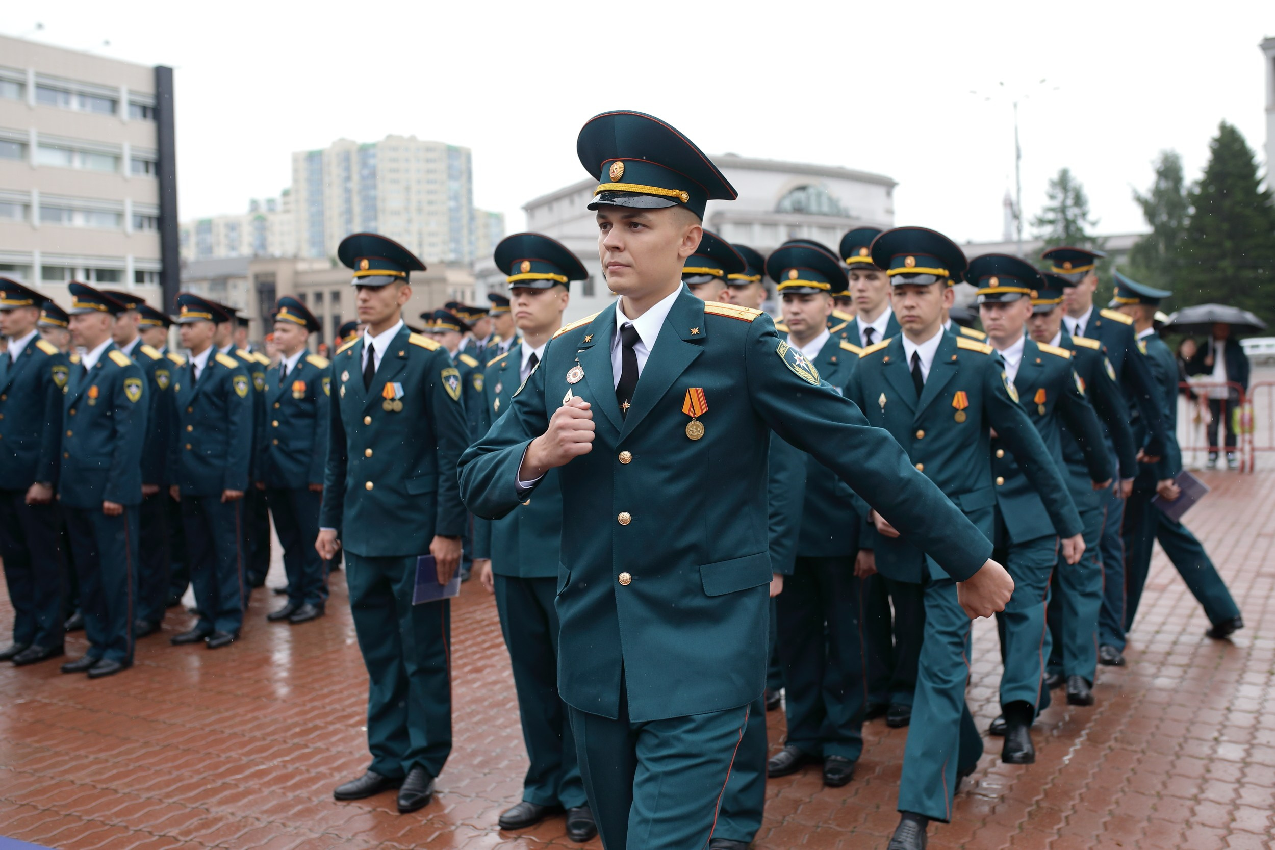 выпускники выпускной Уральский институт ГПС МЧС России получение дипломов