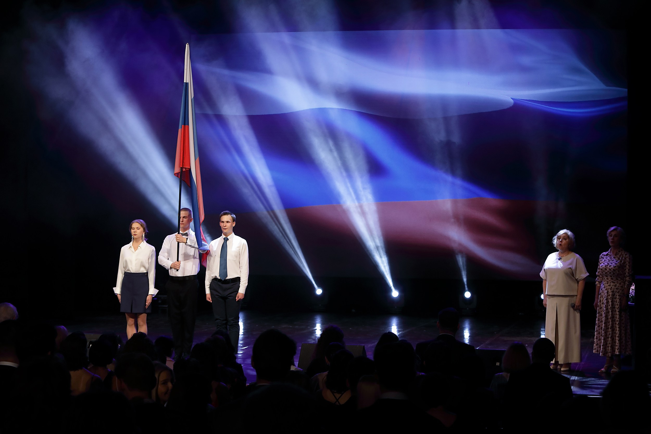 вынос флага на сцене гимназия 9 екатеринбург