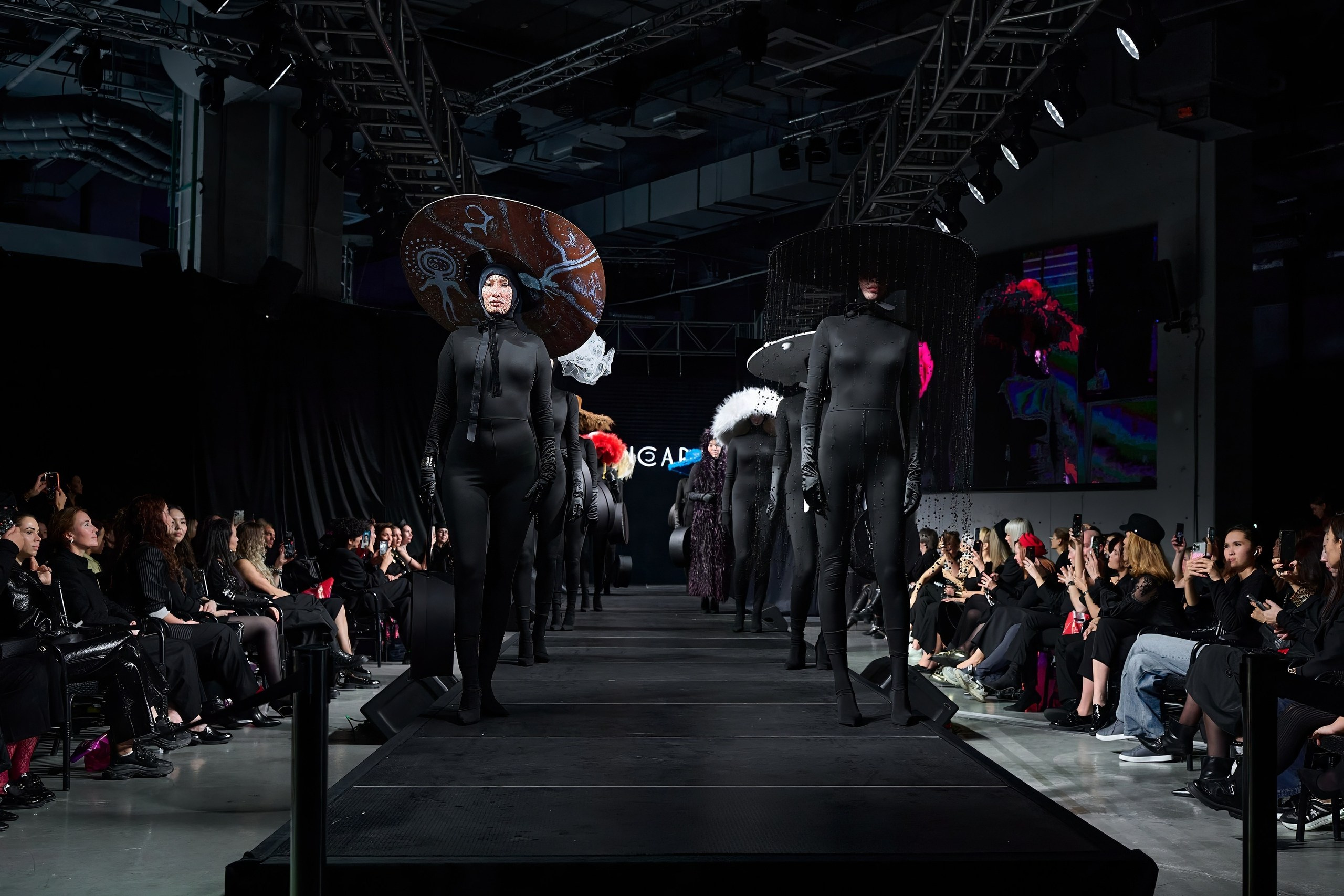 TAICARA HATS. Kazakhstan fashion day 2025. Дима Бабушкин. Фотограф. Подиум. Репортаж. Творчество. Дорого