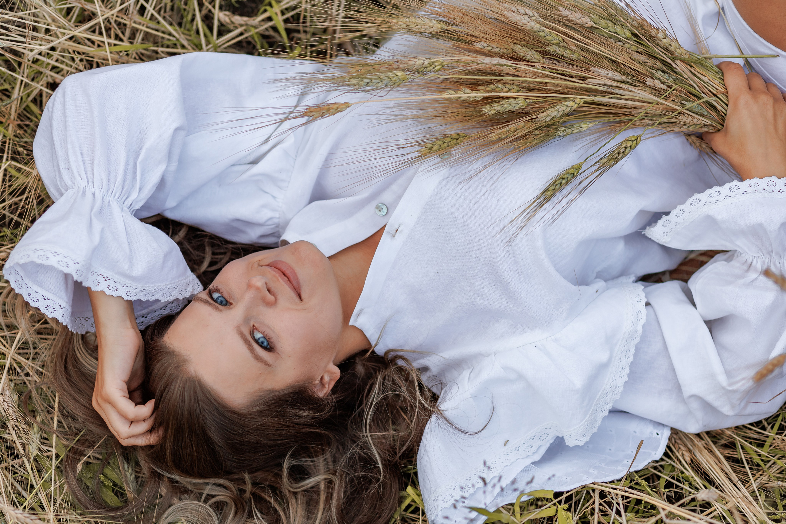 Татьяна в поле. Ирина Мезенцева | Женский и предметный фотограф | г. Омск