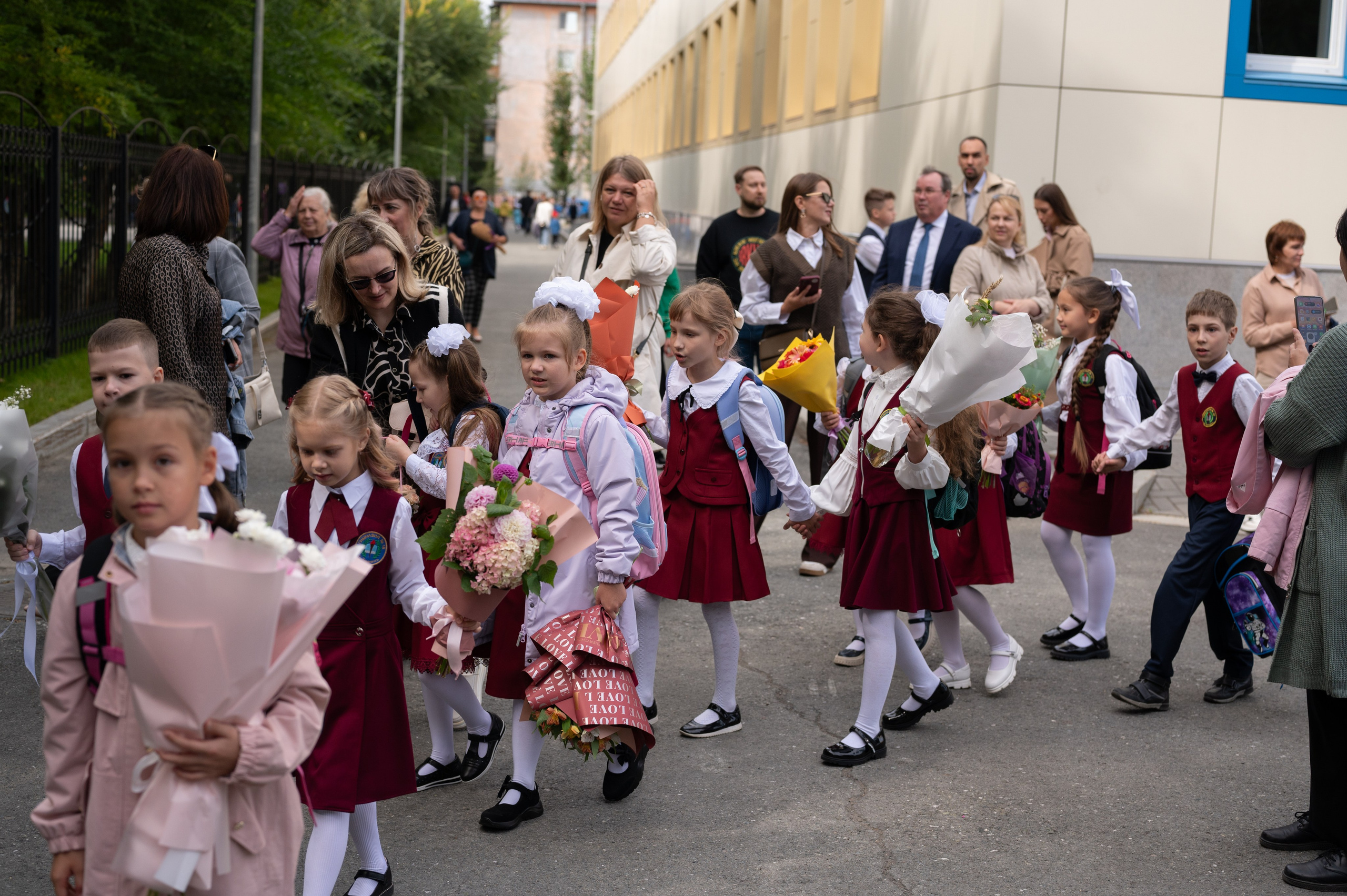 1 сентября 16 гимназия 2 класс (линейка + в классе+ на улице). Фотограф новорожденных, семейный детский в Тюмени Татьяна Морозова