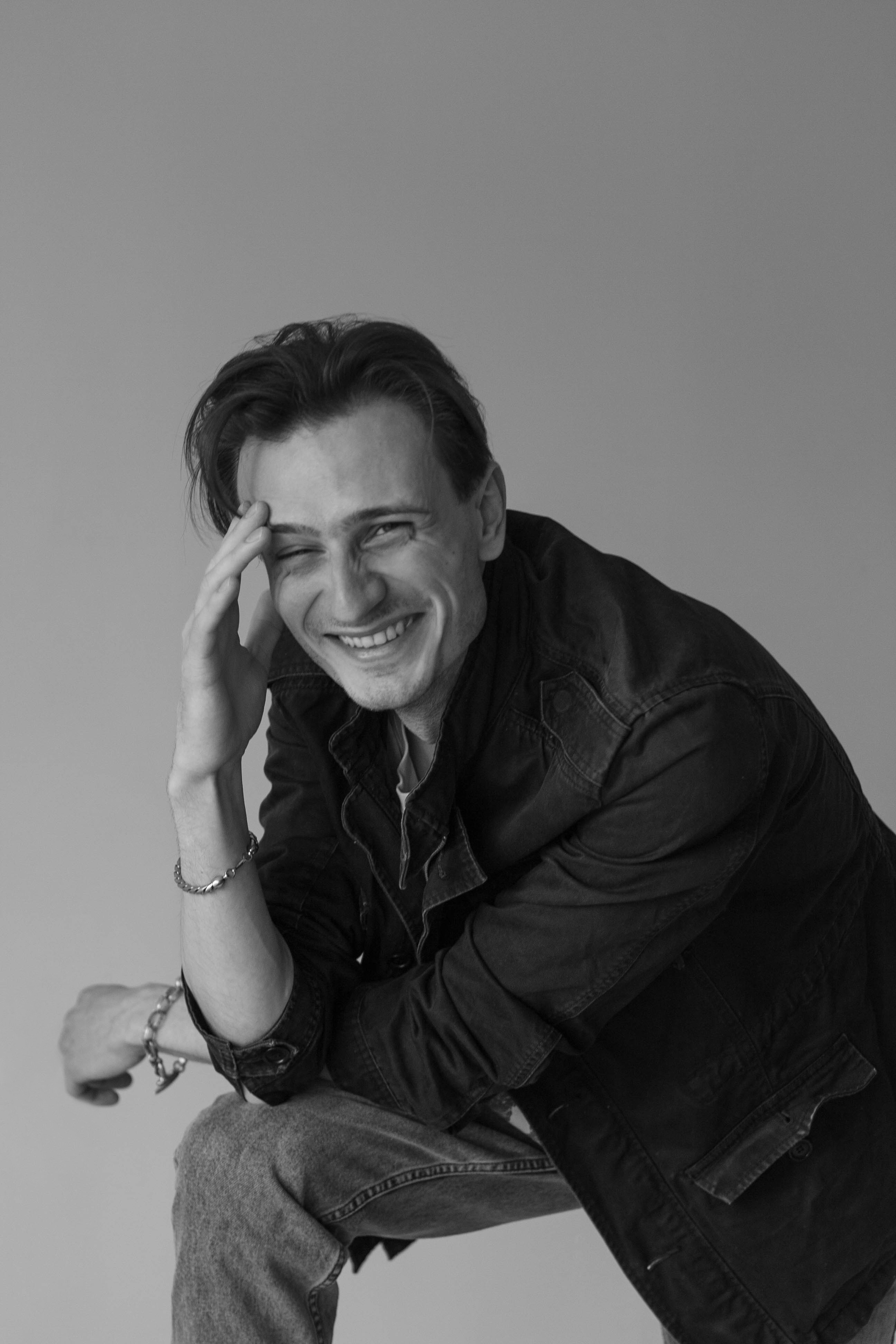 Крупное фото смеющегося мужчины. Парень красиво смеётся.