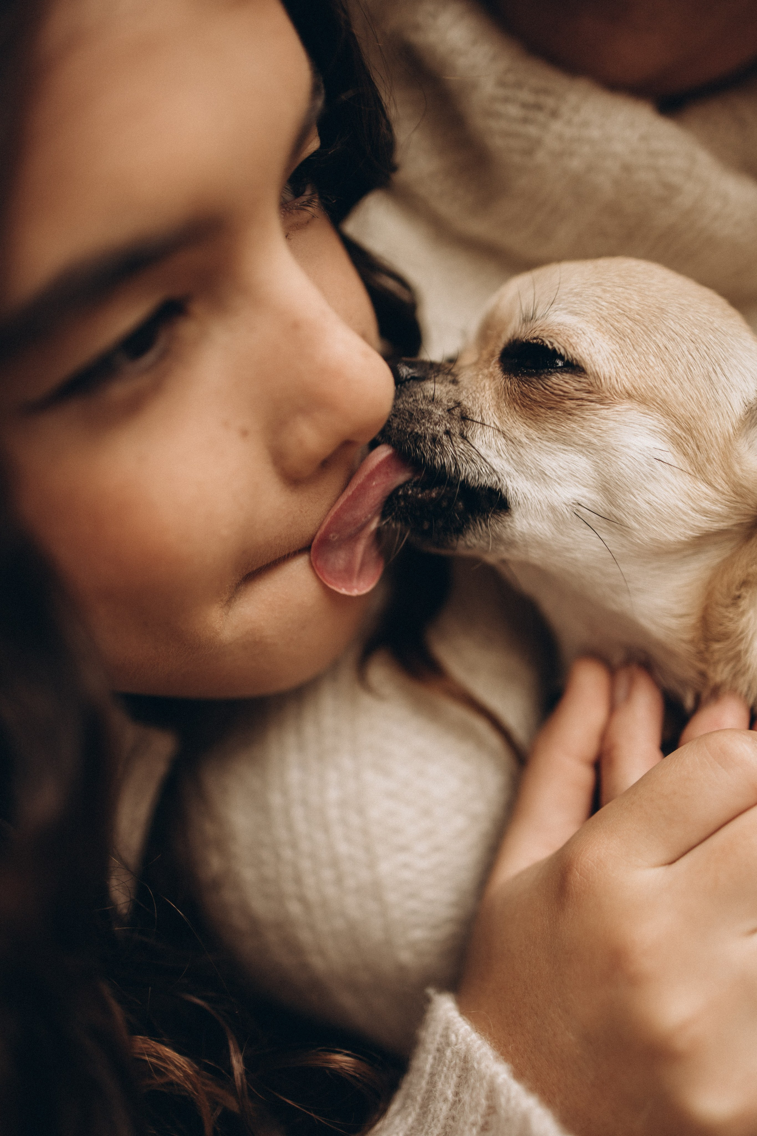 Радостная игра девочки и её питомца в осеннем природном пейзаже Лопухинского сада