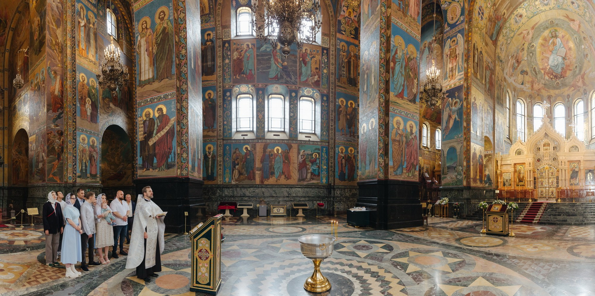 Индивидуальное крещение в Храме Воскресения Христова Спас на Крови. где красиво крестить в Питере, сколько стоит крещение в СПб, топ храмов для крестин, как выбрать церковь для крещения