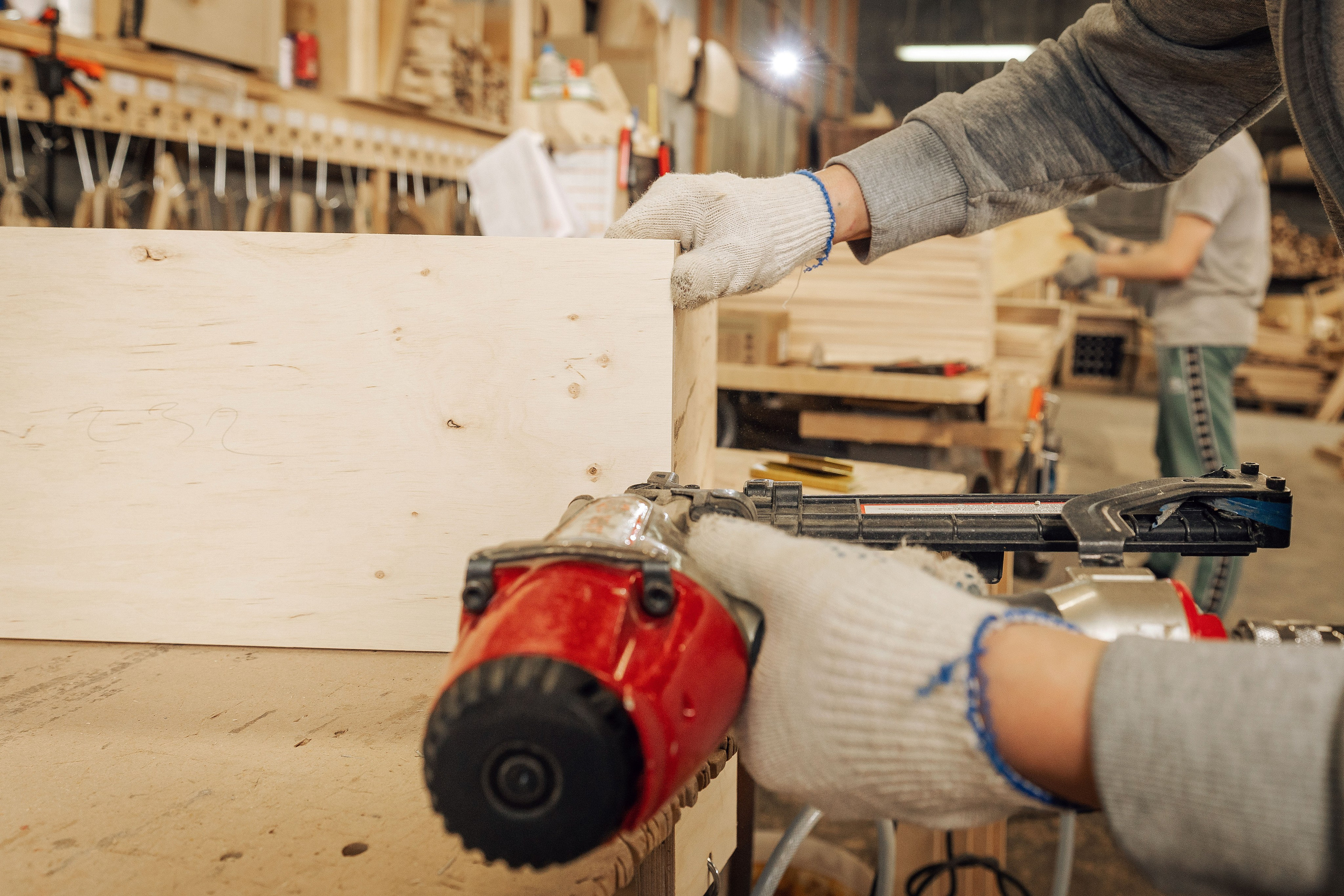 Сборочный цех каркас кресла с фиксацией степлером